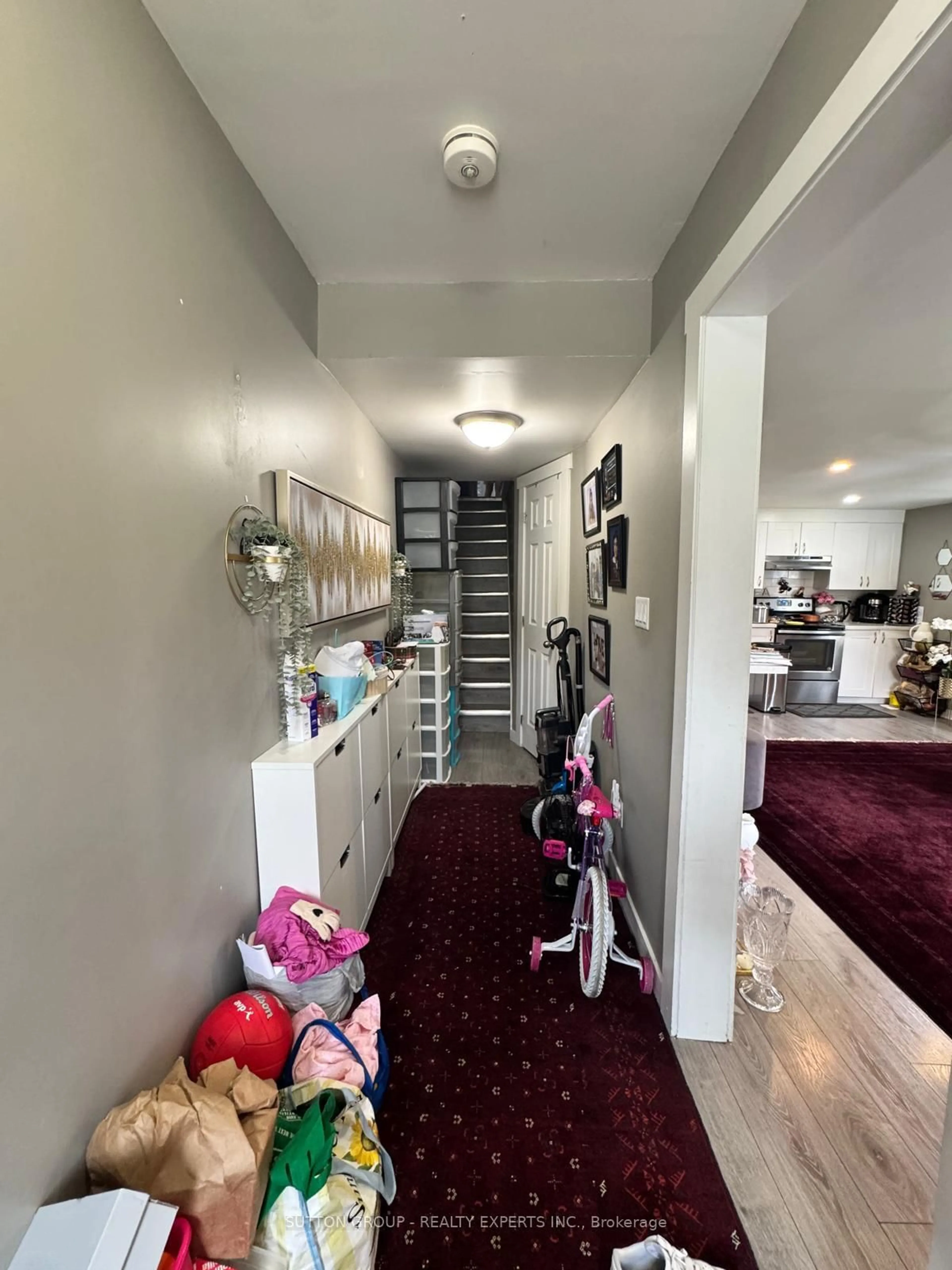 Indoor foyer for 328 Centre St, Oshawa Ontario L1H 4B5