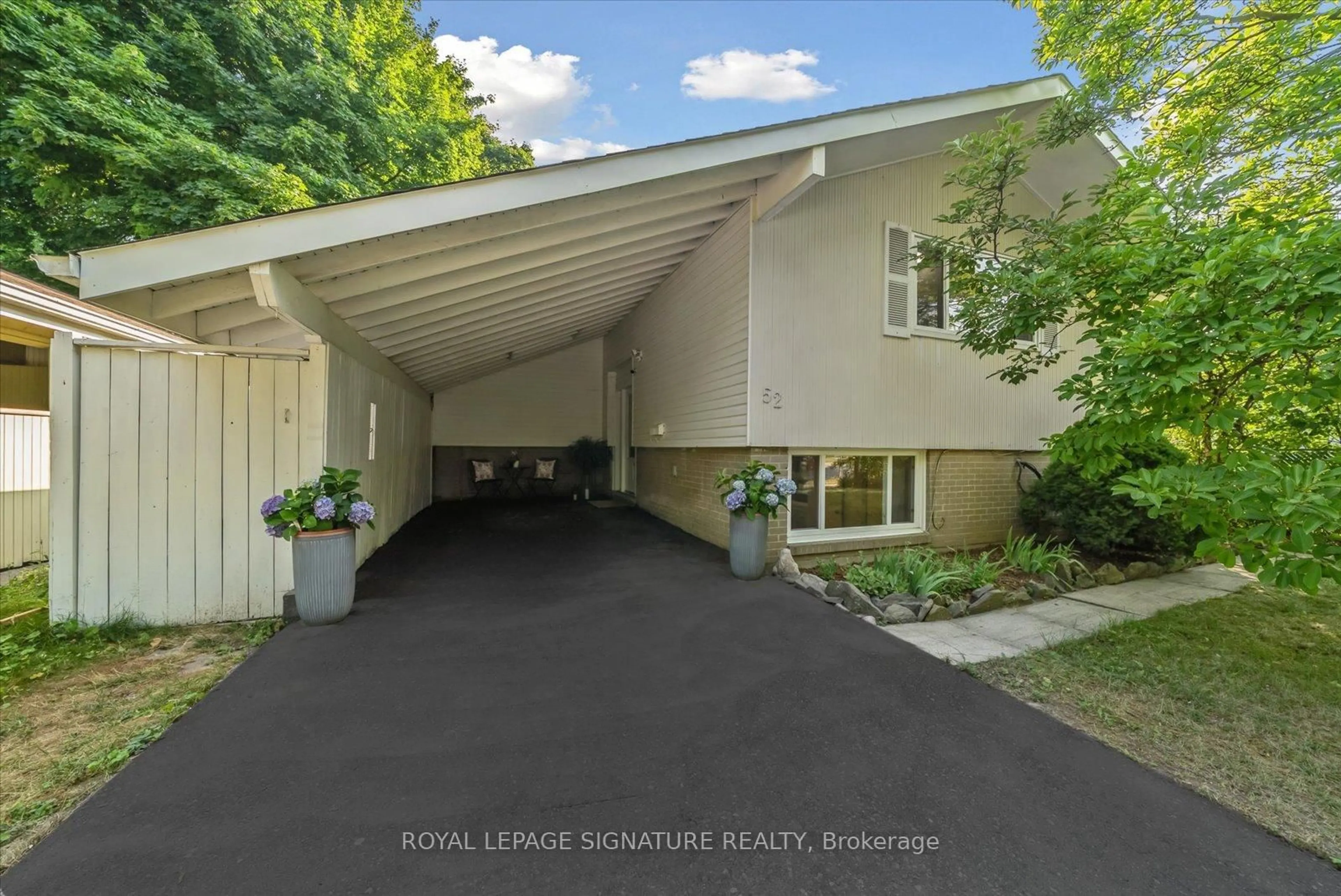 Indoor foyer for 52 Munson Cres, Toronto Ontario M1P 3M9