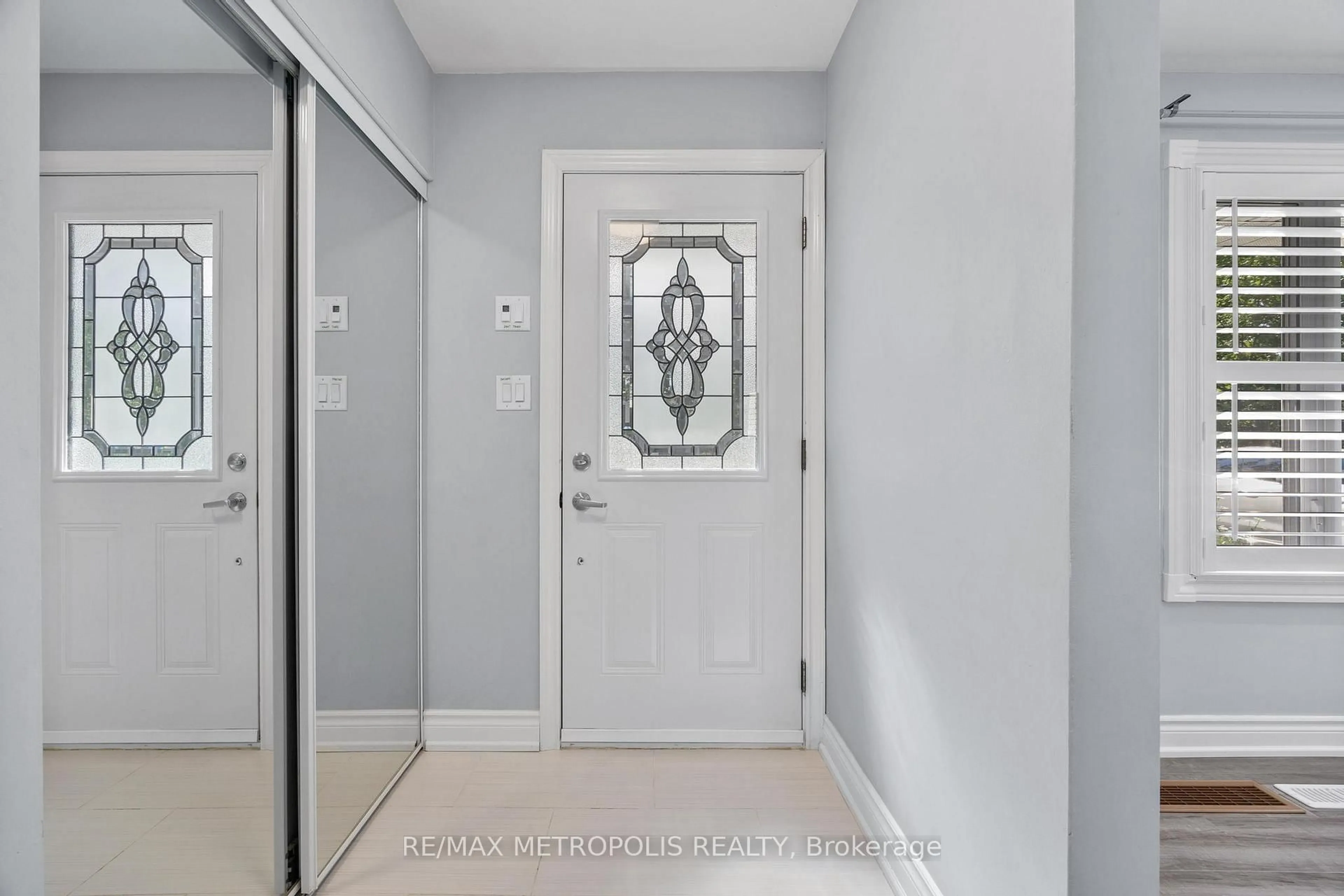 Indoor entryway for 70 Sunderland Cres, Toronto Ontario M1H 2V3