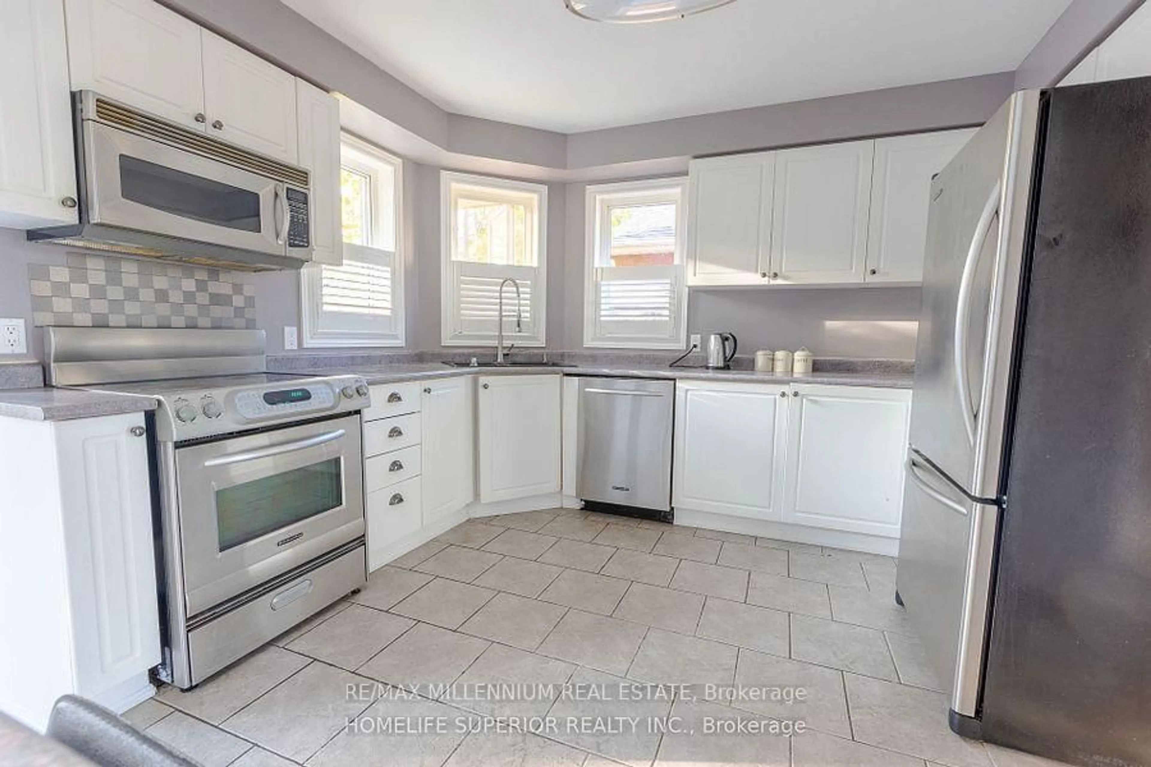 Standard kitchen, ceramic/tile floor for 94 Niagara Dr, Oshawa Ontario L1G 8A5