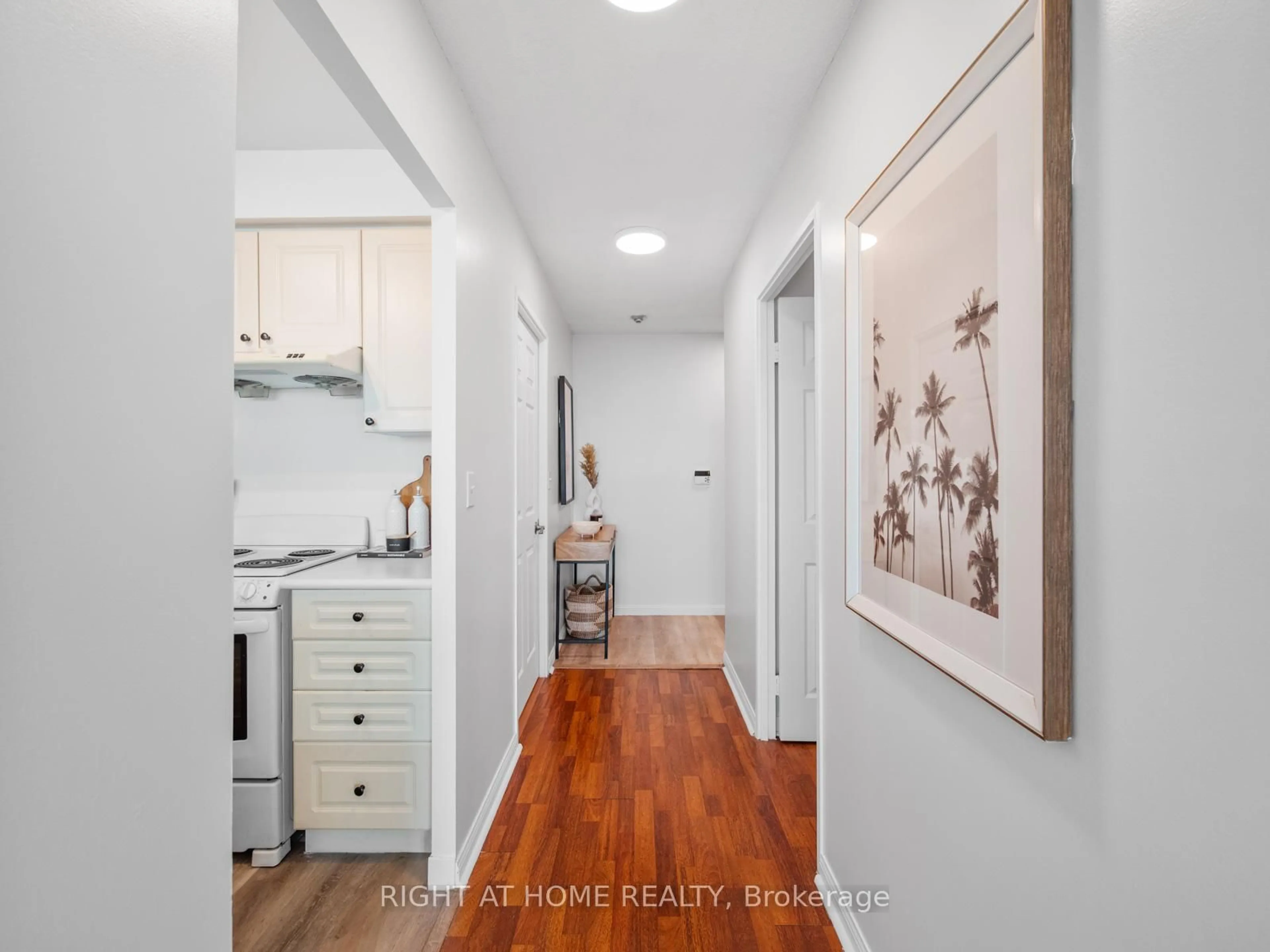 Indoor entryway for 18 Lee Centre Dr #2013, Toronto Ontario M1H 3H5
