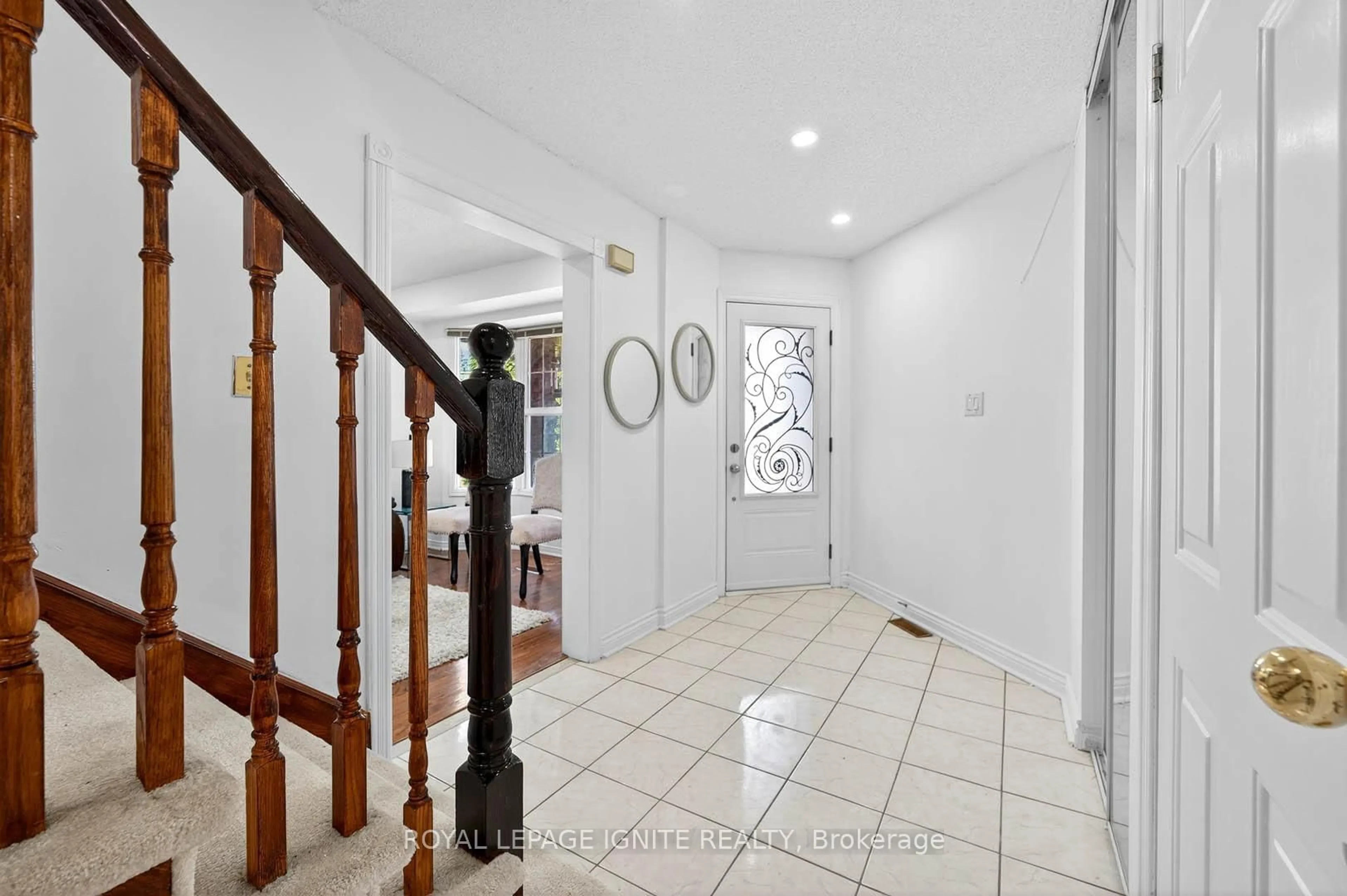 Indoor foyer for 120 Littles Rd, Toronto Ontario M1B 5G7