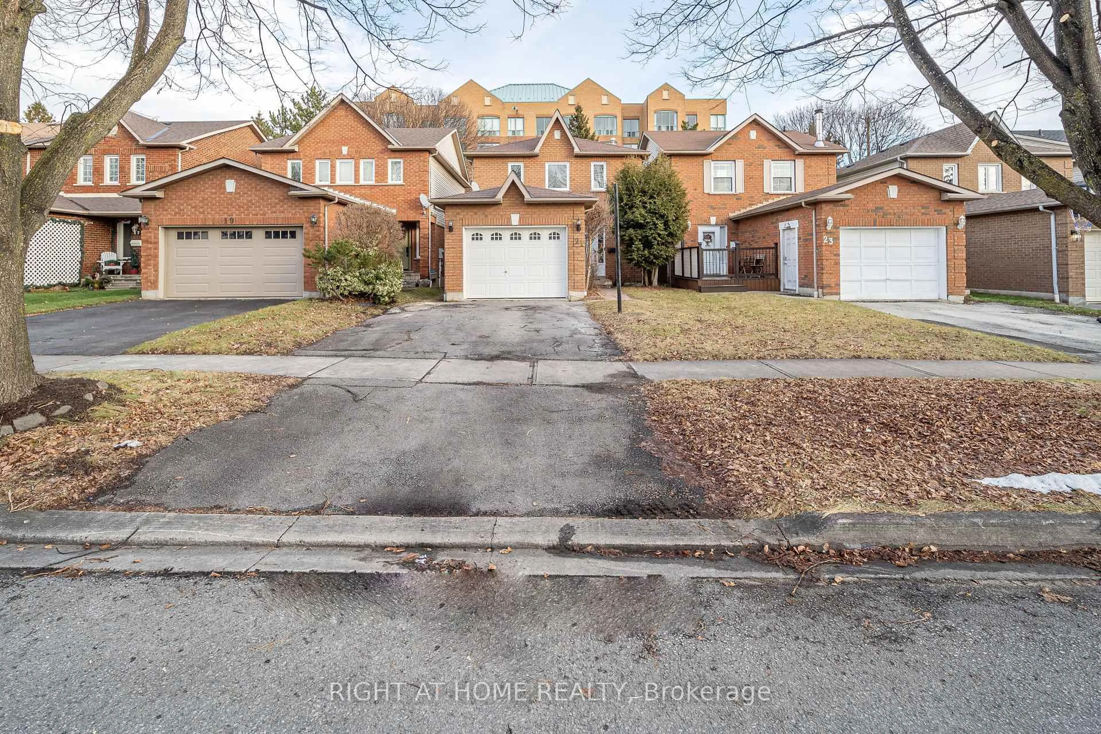 A pic from outside/outdoor area/front of a property/back of a property/a pic from drone, street for 21 Mcbrien Crt, Whitby Ontario L1R 2C8