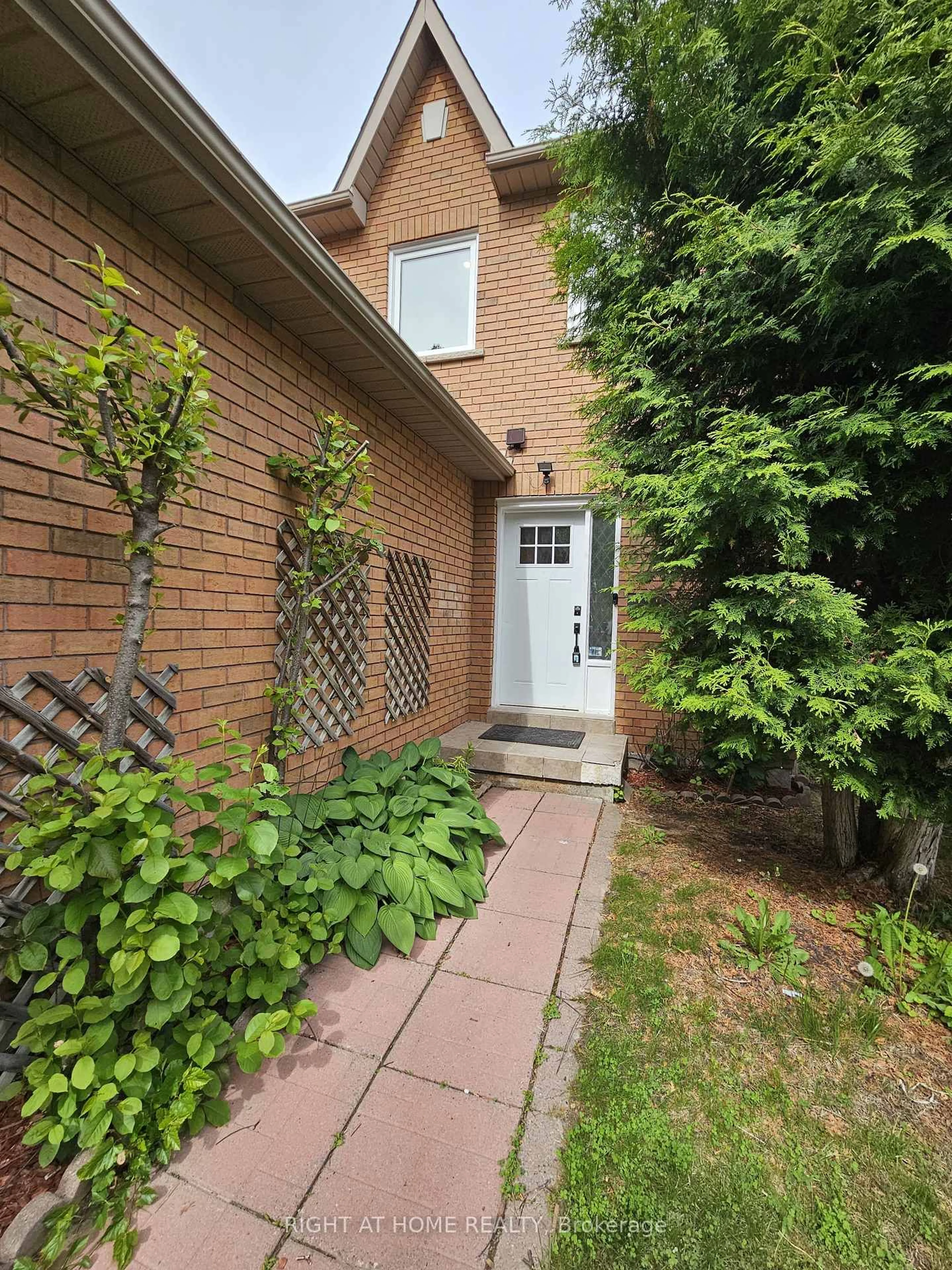 Home with brick exterior material, street for 21 Mcbrien Crt, Whitby Ontario L1R 2C8