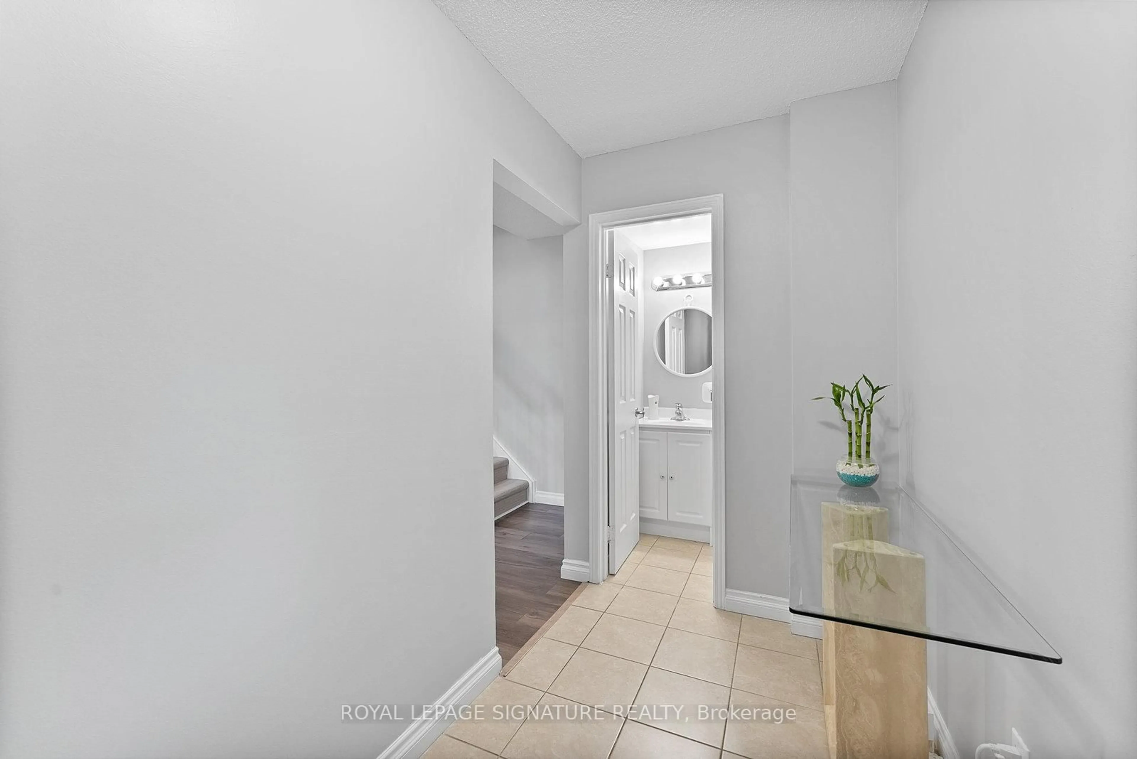 Indoor entryway for 45 Montezuma Tr, Toronto Ontario M1V 1K4
