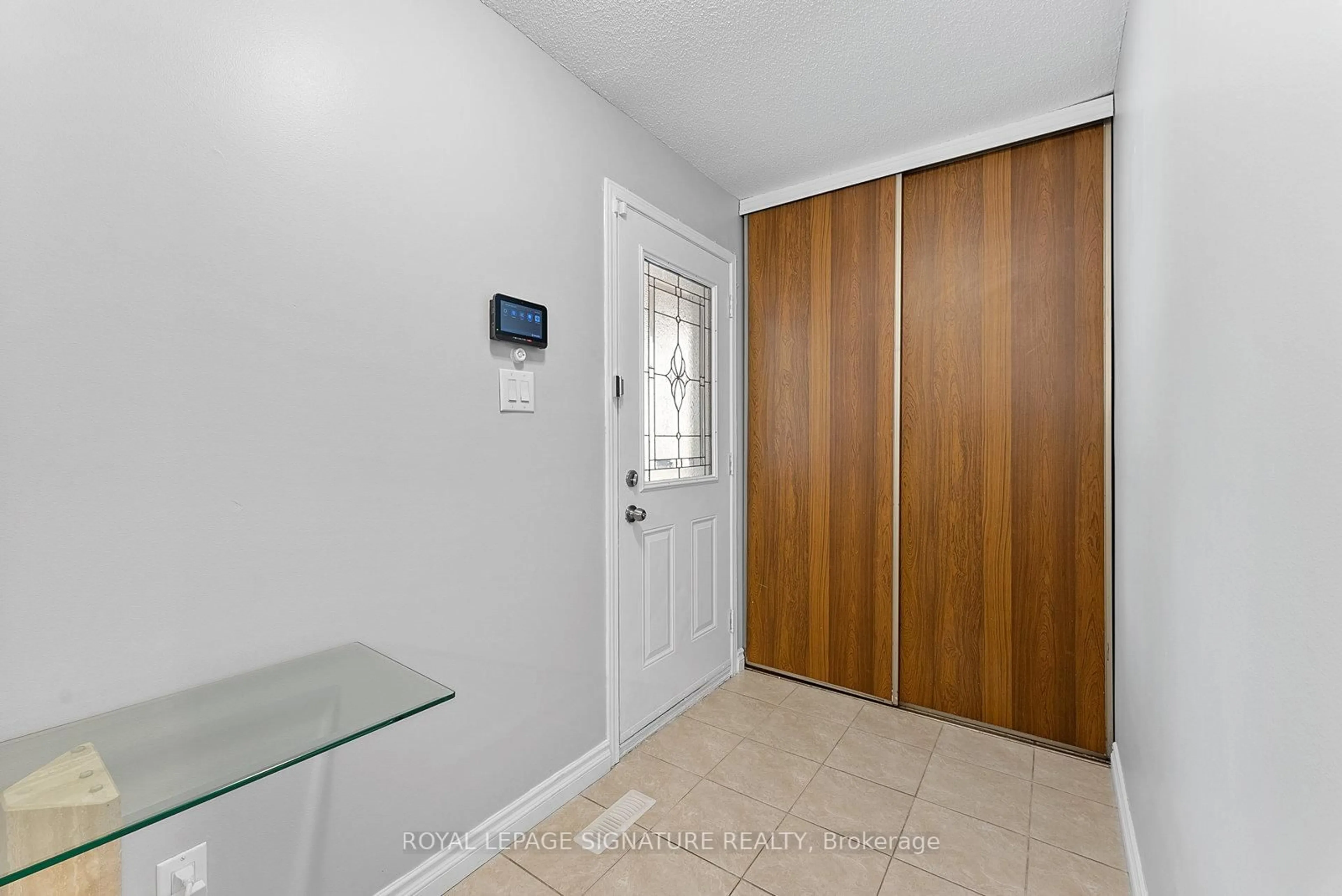 Indoor entryway for 45 Montezuma Tr, Toronto Ontario M1V 1K4