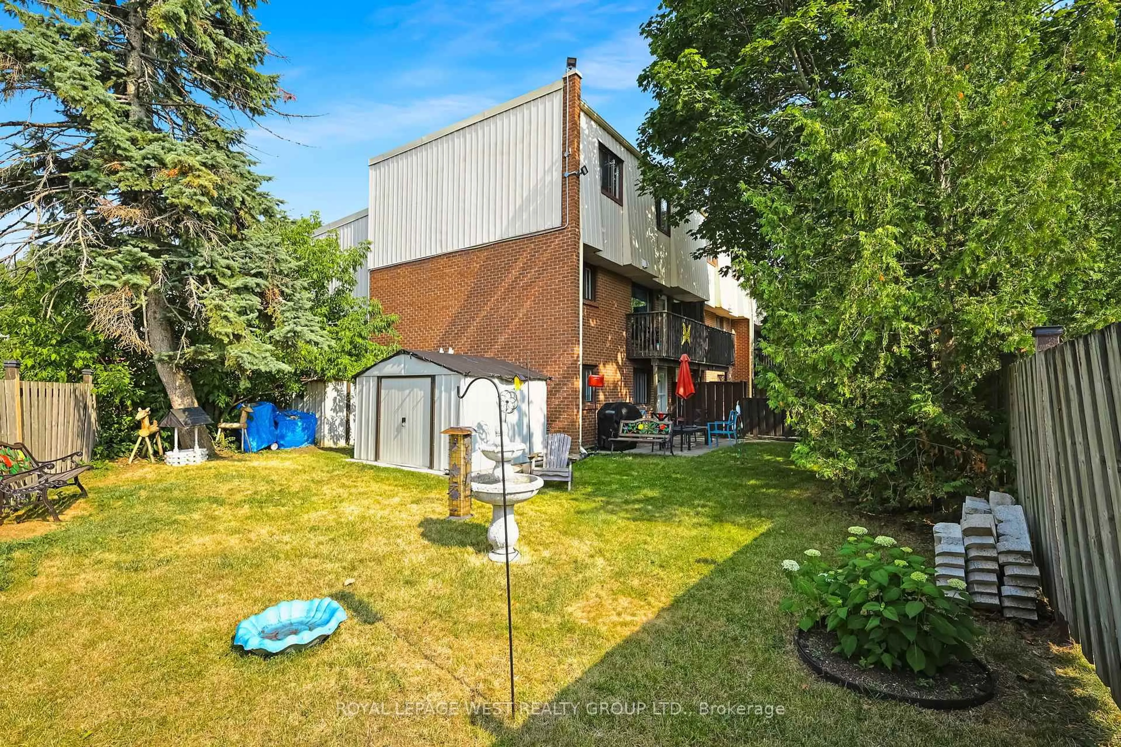 A pic from outside/outdoor area/front of a property/back of a property/a pic from drone, unknown for 1100 Oxford St #55, Oshawa Ontario L1J 6G4