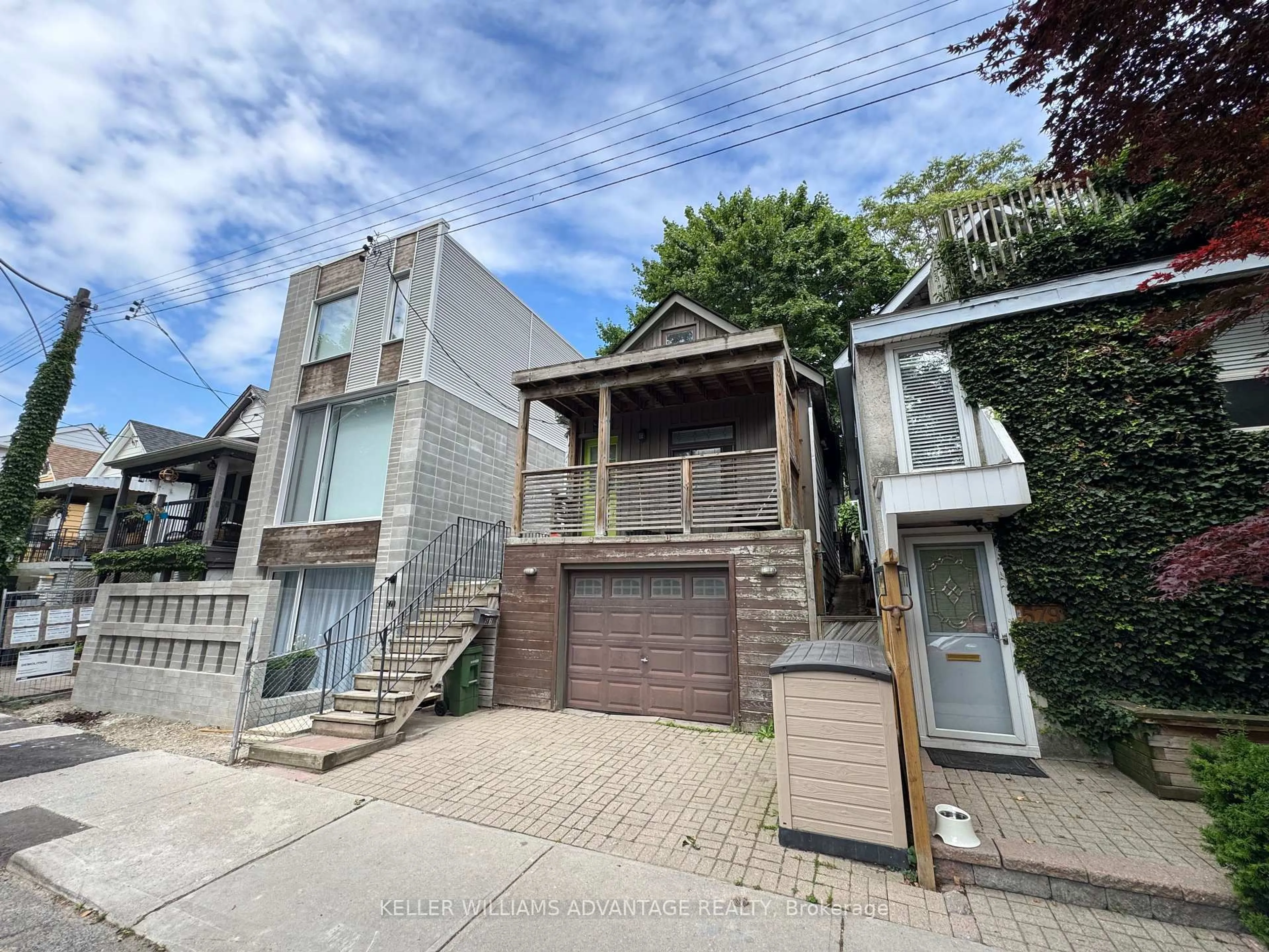 A pic from outside/outdoor area/front of a property/back of a property/a pic from drone, street for 587 Craven Rd, Toronto Ontario M4L 2Z6