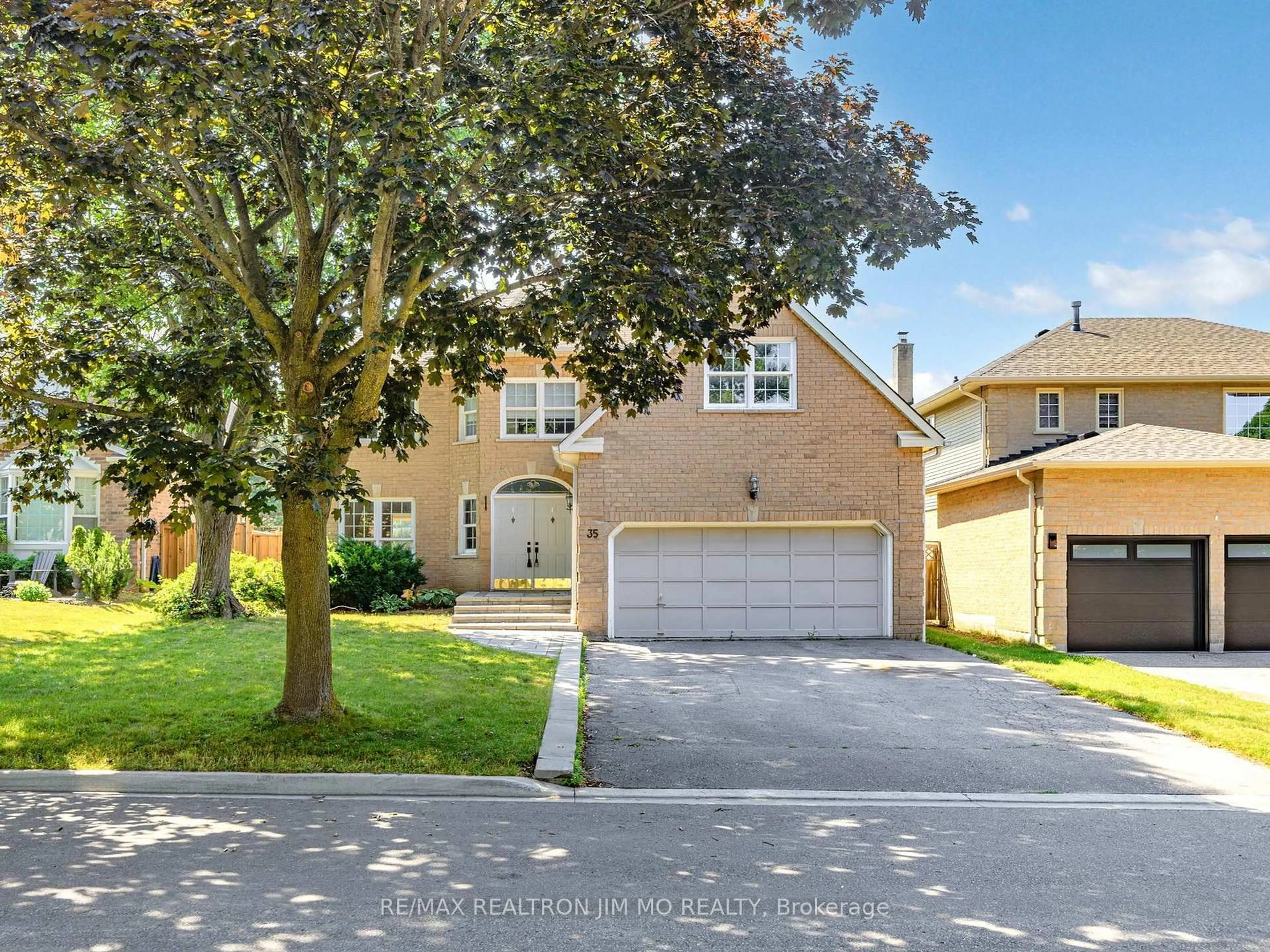 A pic from outside/outdoor area/front of a property/back of a property/a pic from drone, street for 35 Flint Cres, Whitby Ontario L1R 1K1