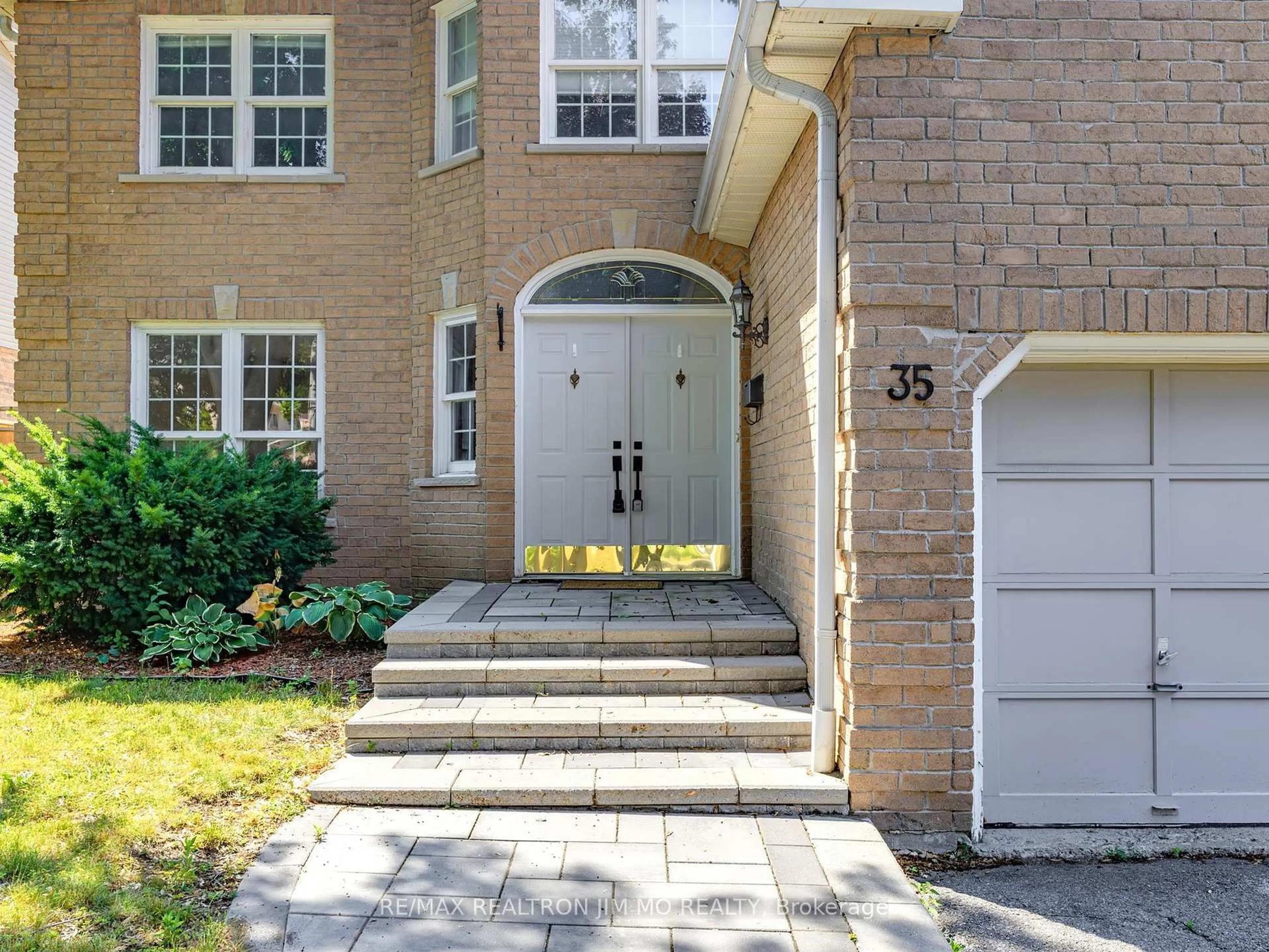 Unknown for 35 Flint Cres, Whitby Ontario L1R 1K1
