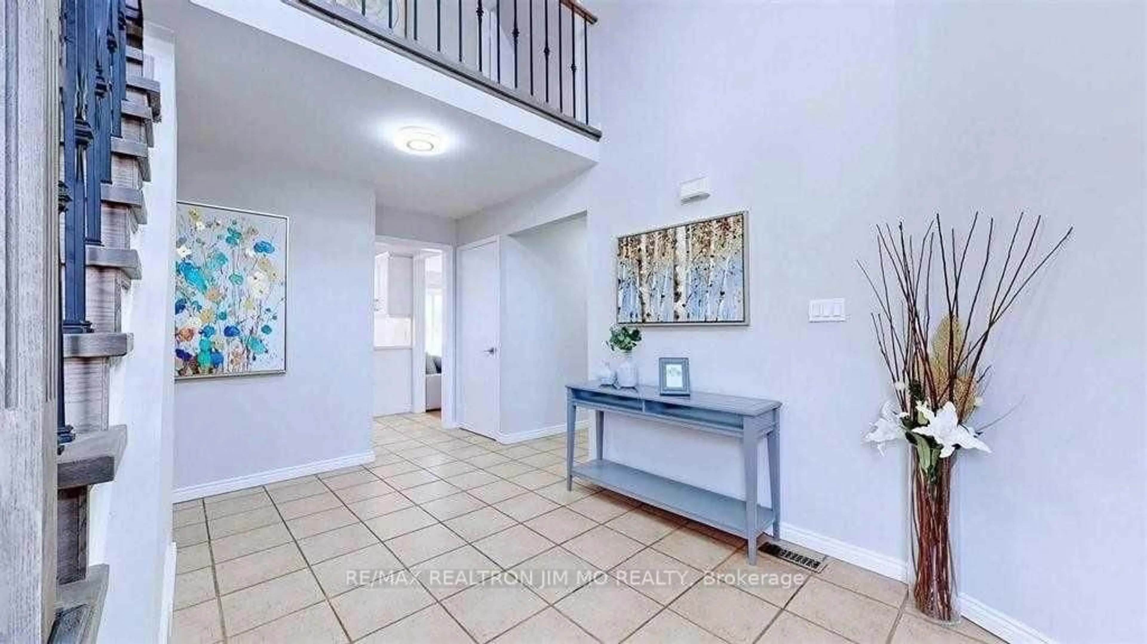 Indoor entryway for 35 Flint Cres, Whitby Ontario L1R 1K1