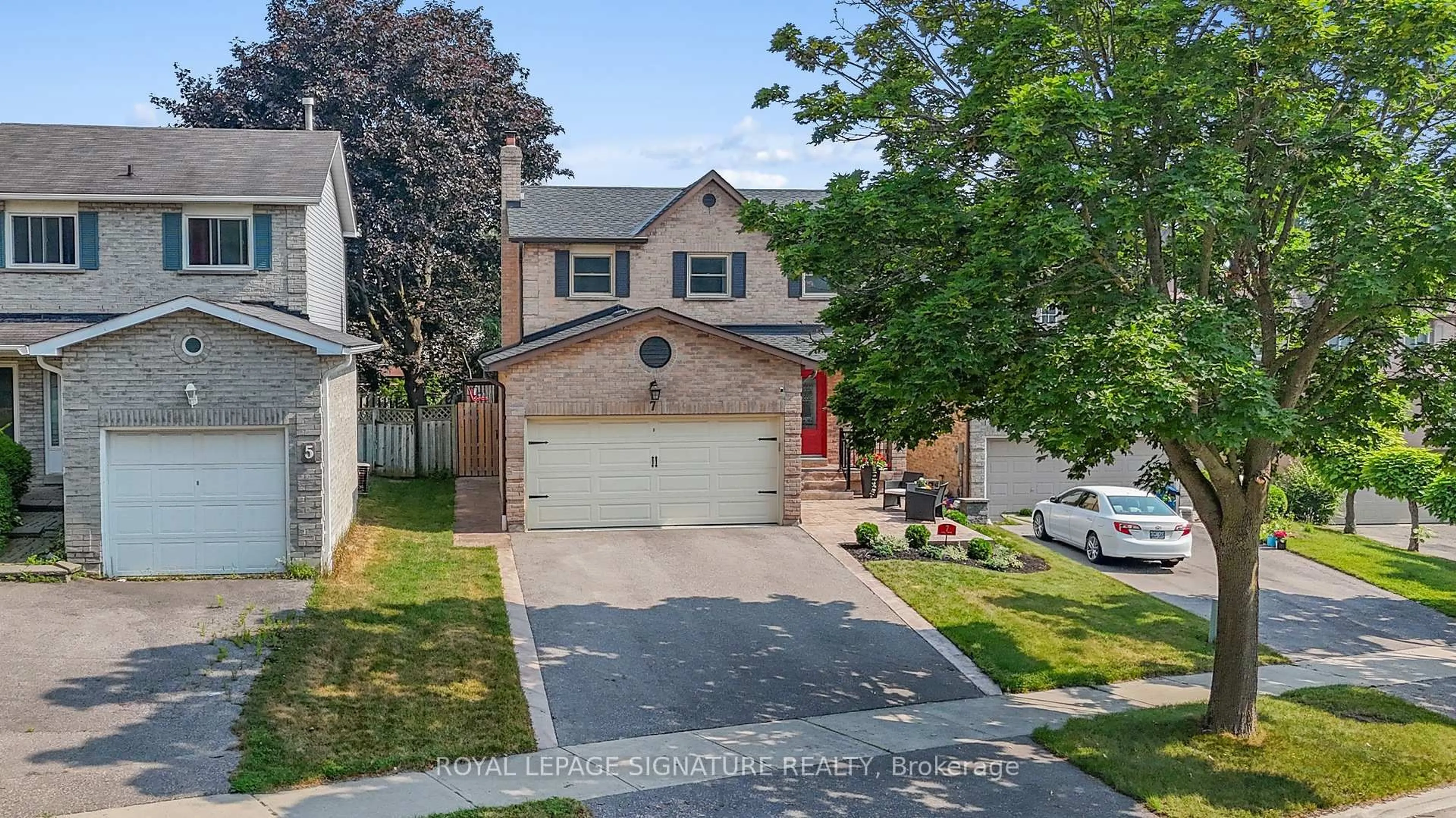 A pic from outside/outdoor area/front of a property/back of a property/a pic from drone, street for 7 Long Dr, Whitby Ontario L1N 8E2