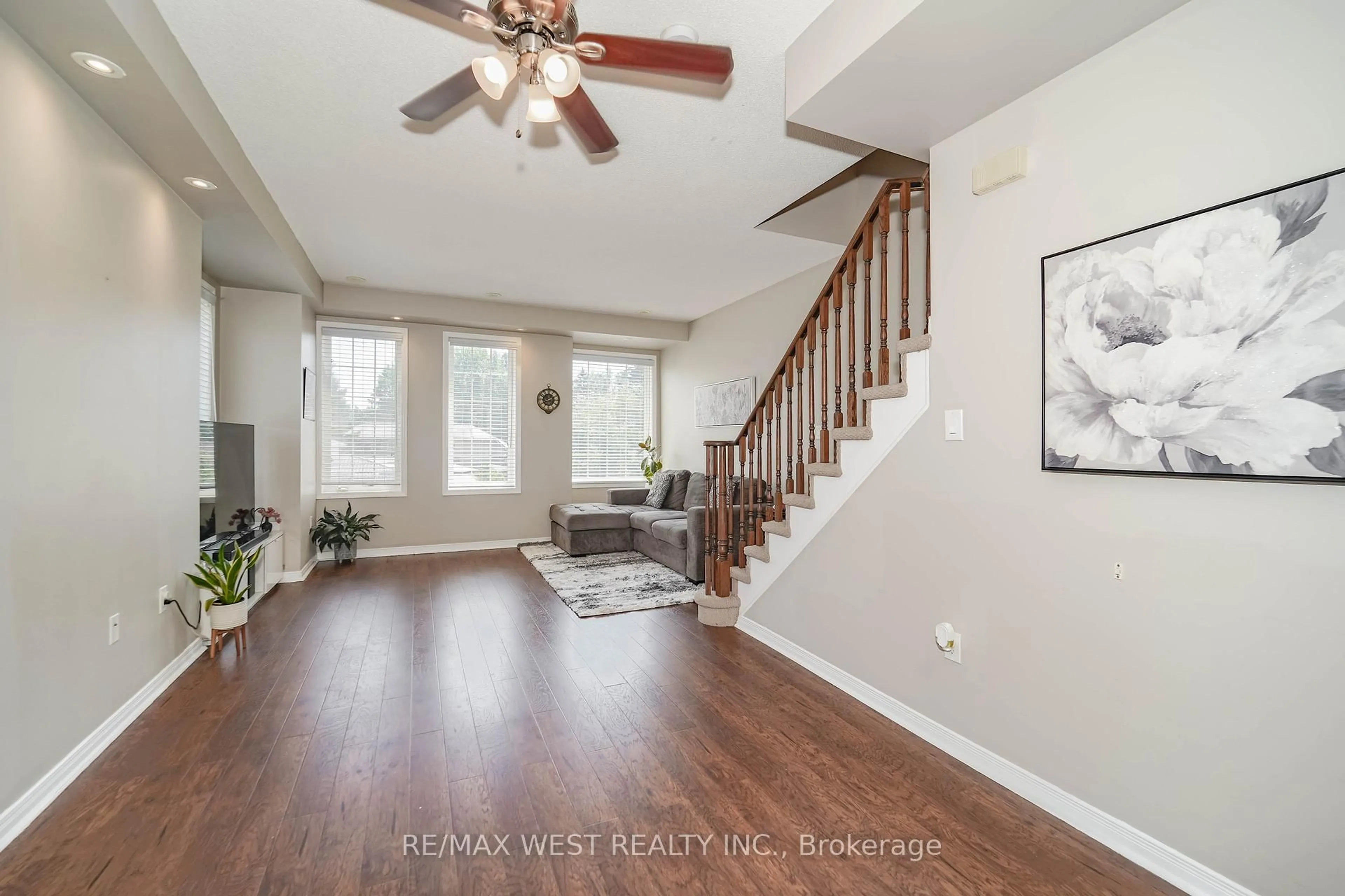 Living room with furniture, wood/laminate floor for 385 Beechgrove Dr #92, Toronto Ontario M1E 2R1