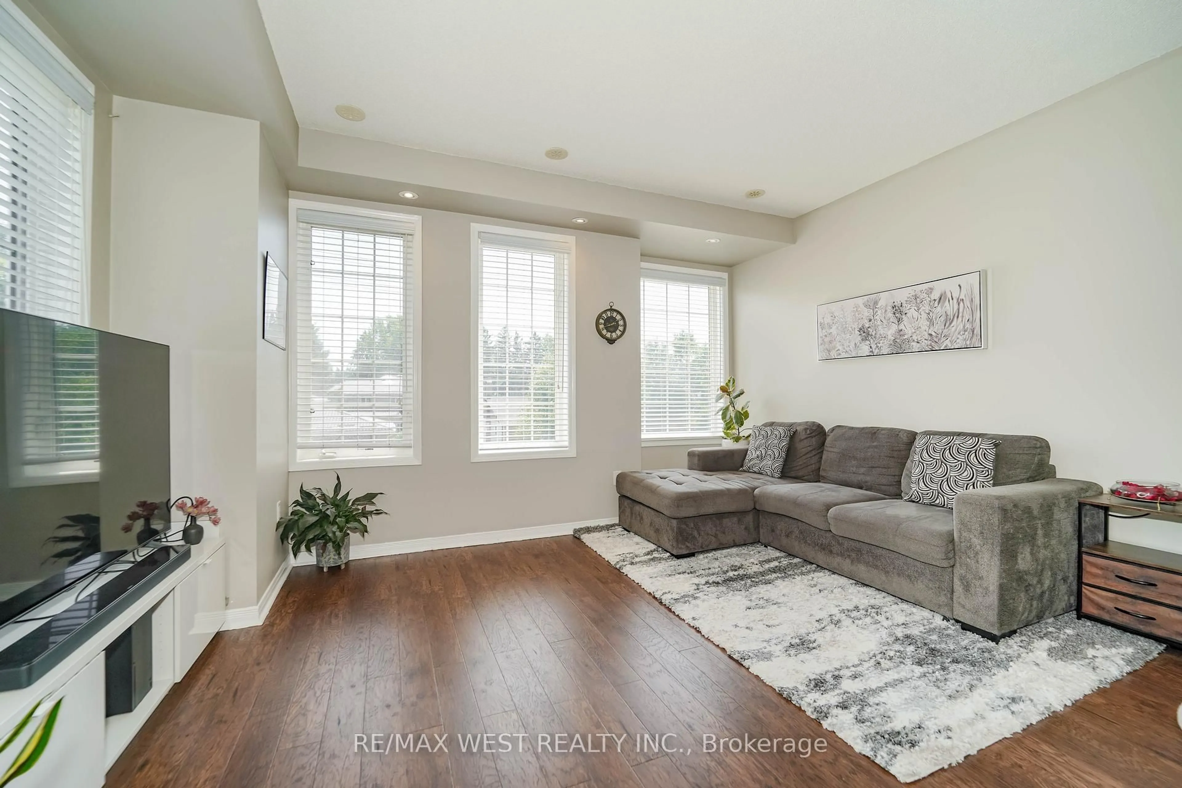 Living room with furniture, wood/laminate floor for 385 Beechgrove Dr #92, Toronto Ontario M1E 2R1