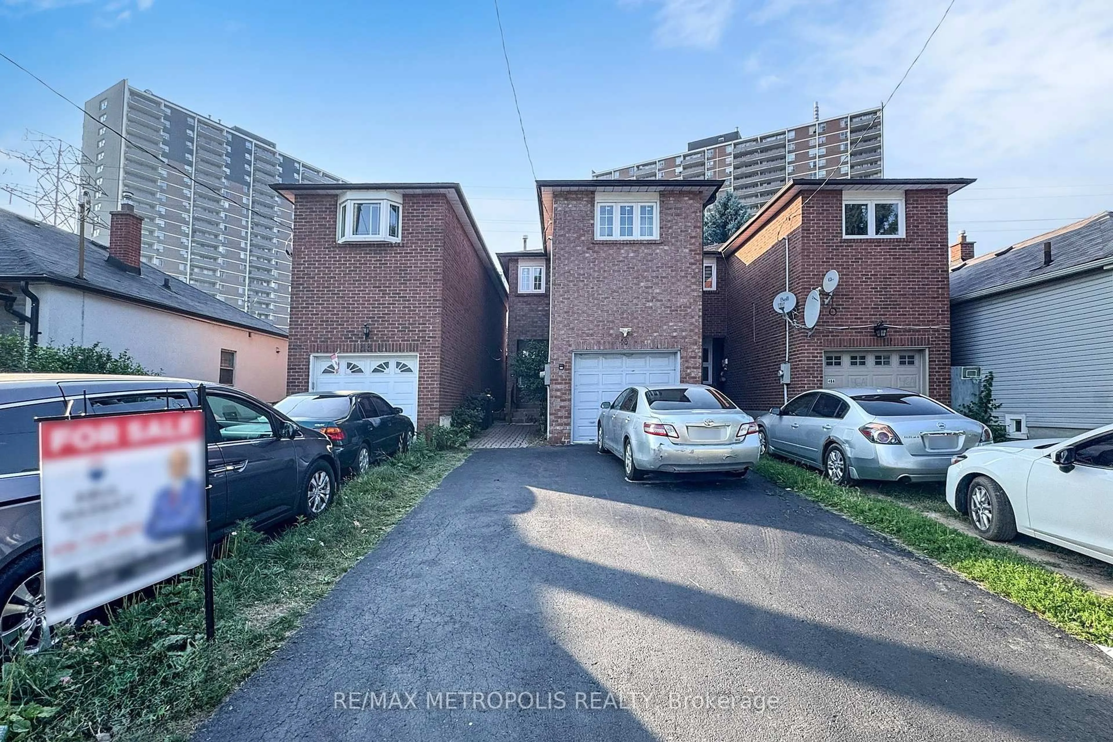 A pic from outside/outdoor area/front of a property/back of a property/a pic from drone, street for 46 Albion Ave, Toronto Ontario M1L 1J6