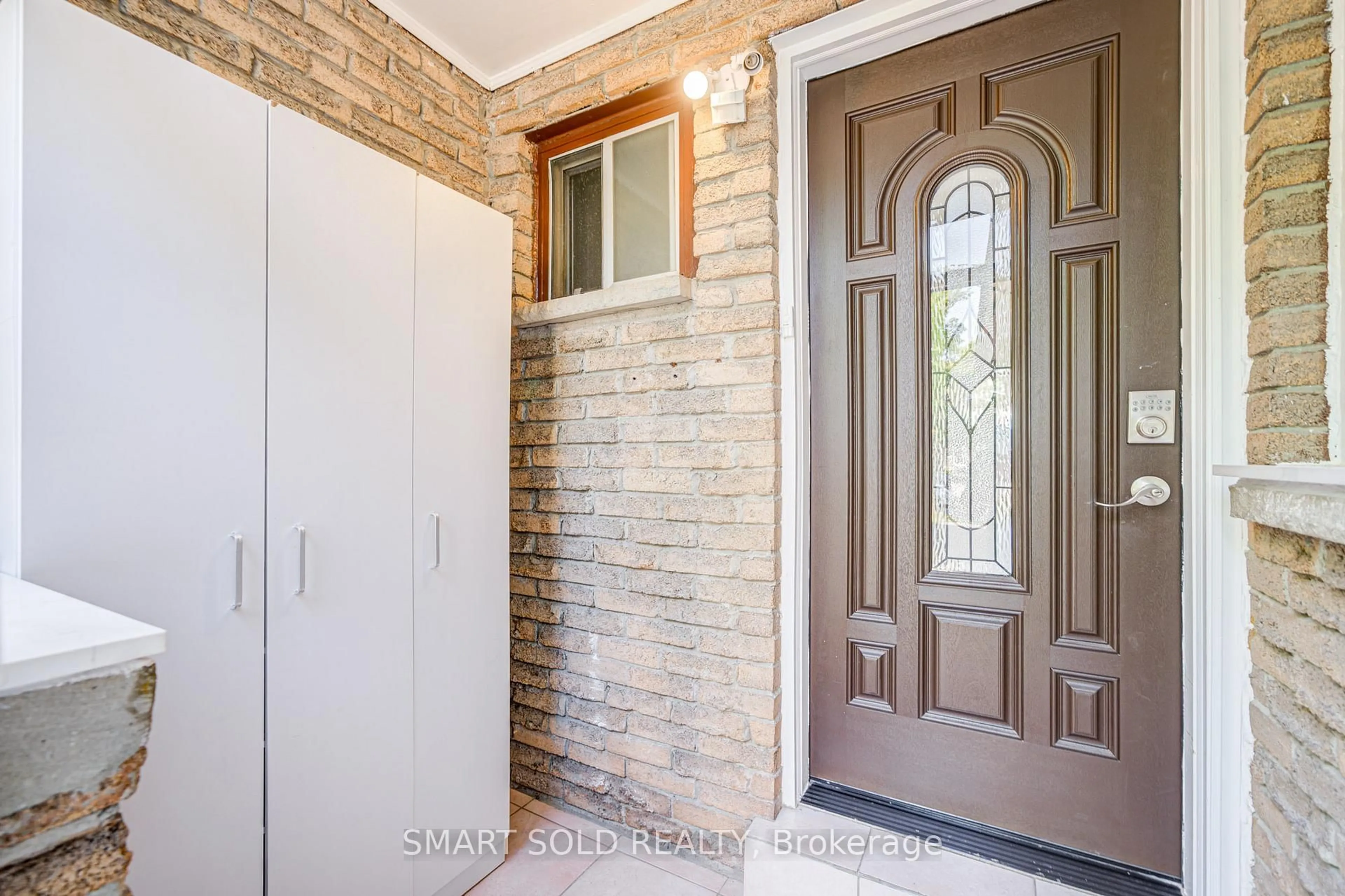 Indoor entryway for 81 Rakewood Cres, Toronto Ontario M1V 1M6
