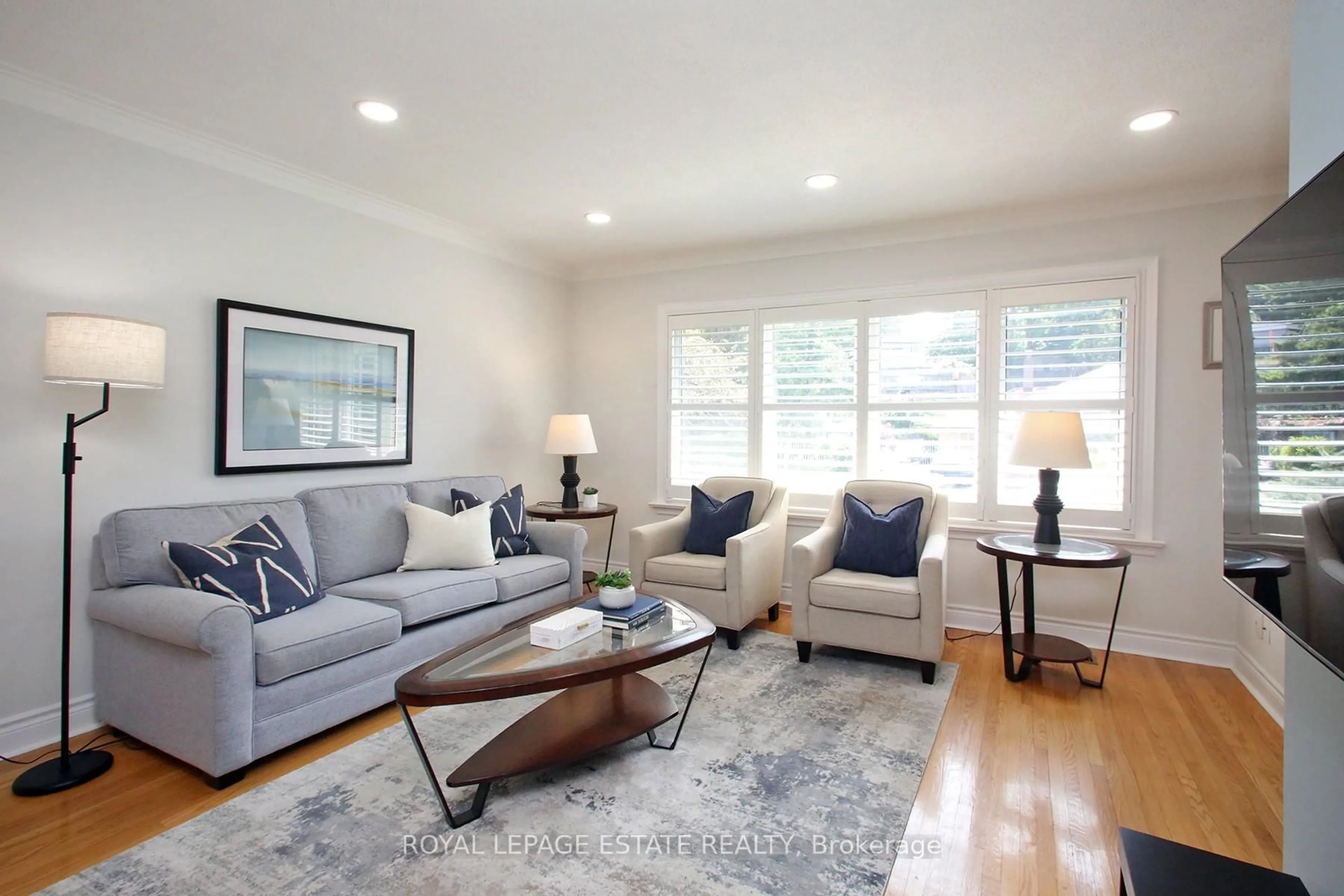 Living room with furniture, wood/laminate floor for 74 Ferncroft Dr, Toronto Ontario M1N 2X4