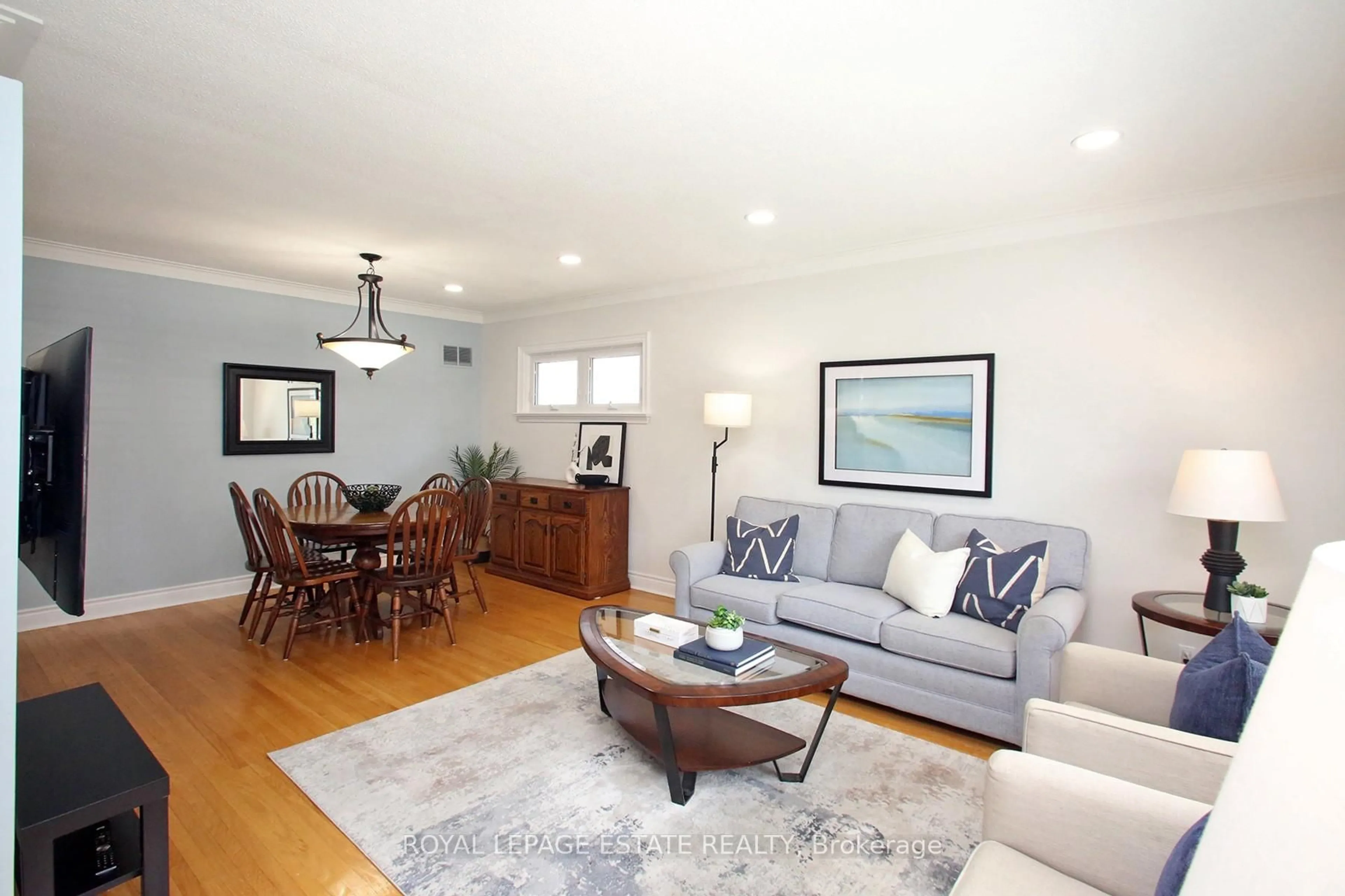 Living room with furniture, wood/laminate floor for 74 Ferncroft Dr, Toronto Ontario M1N 2X4
