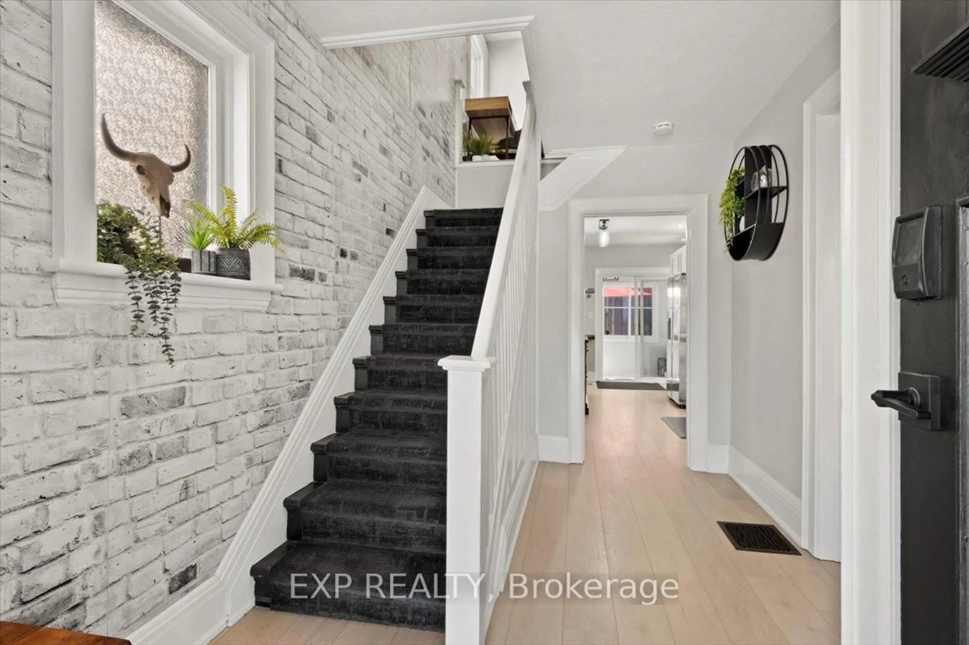 Indoor entryway for 5297 Main St, Clarington Ontario L0B 1M0