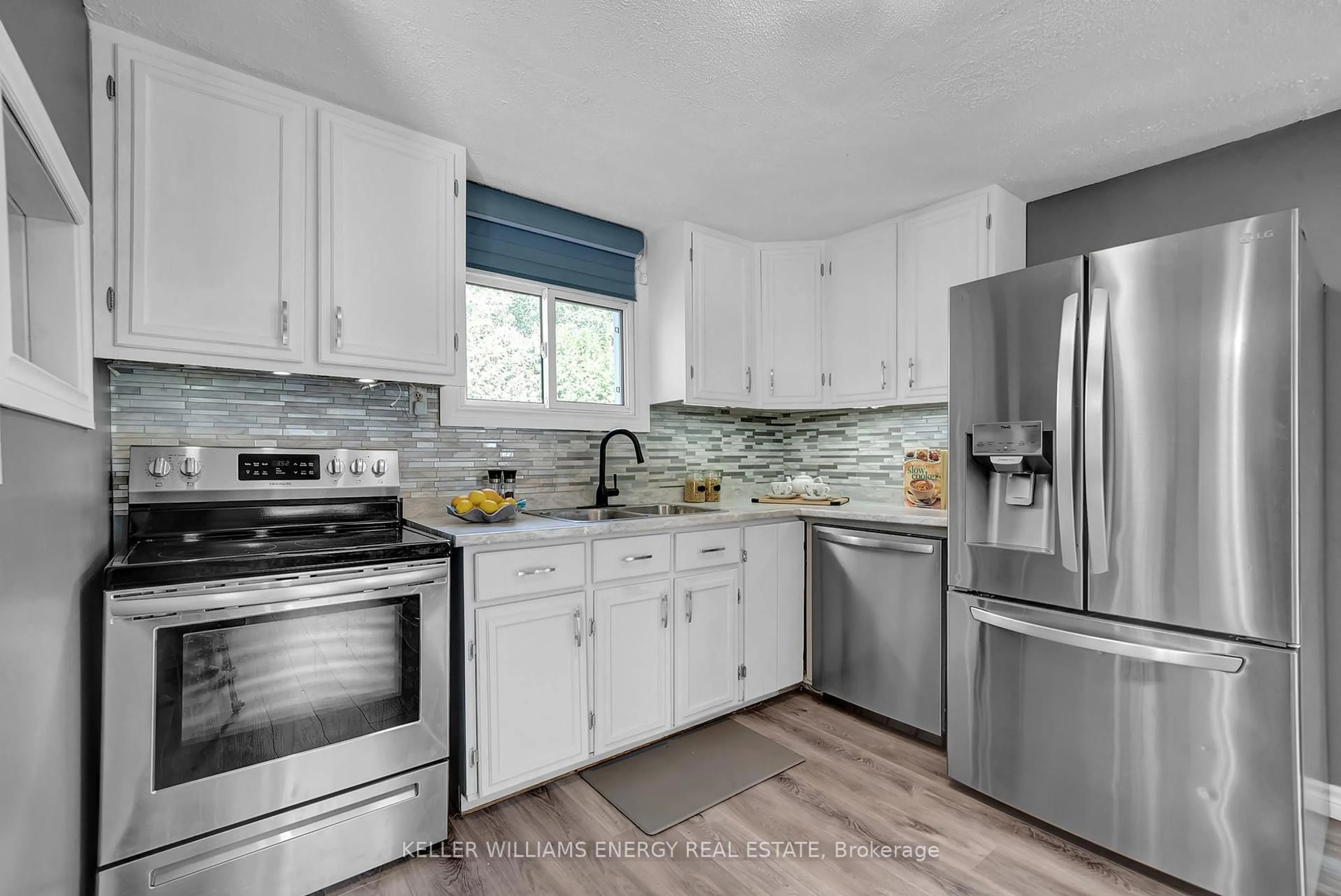 Open concept kitchen, ceramic/tile floor for 1725 Brownsville Rd, Clarington Ontario L1B 1L9
