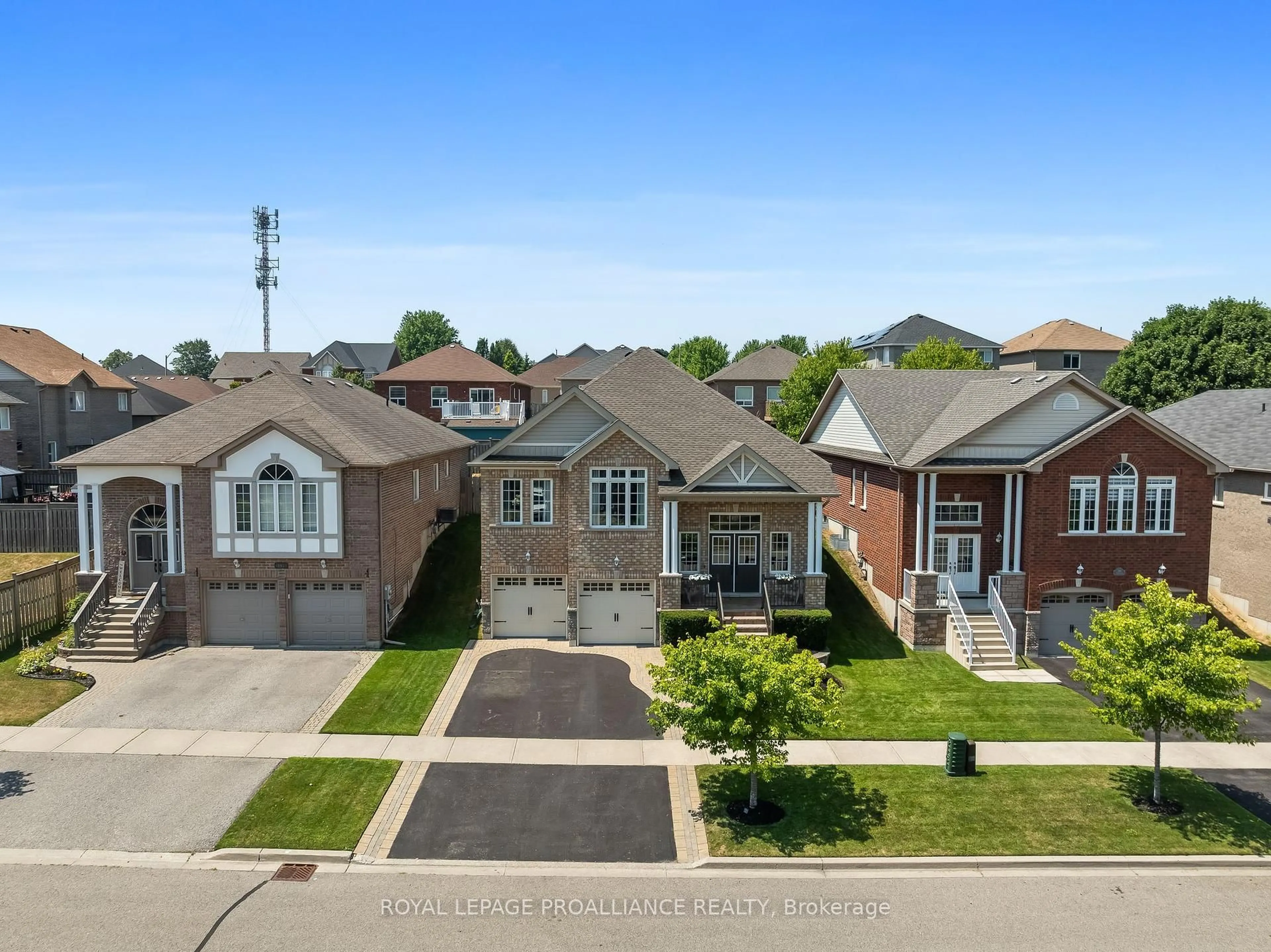 A pic from outside/outdoor area/front of a property/back of a property/a pic from drone, street for 194 Fenning Dr, Clarington Ontario L1E 3K2