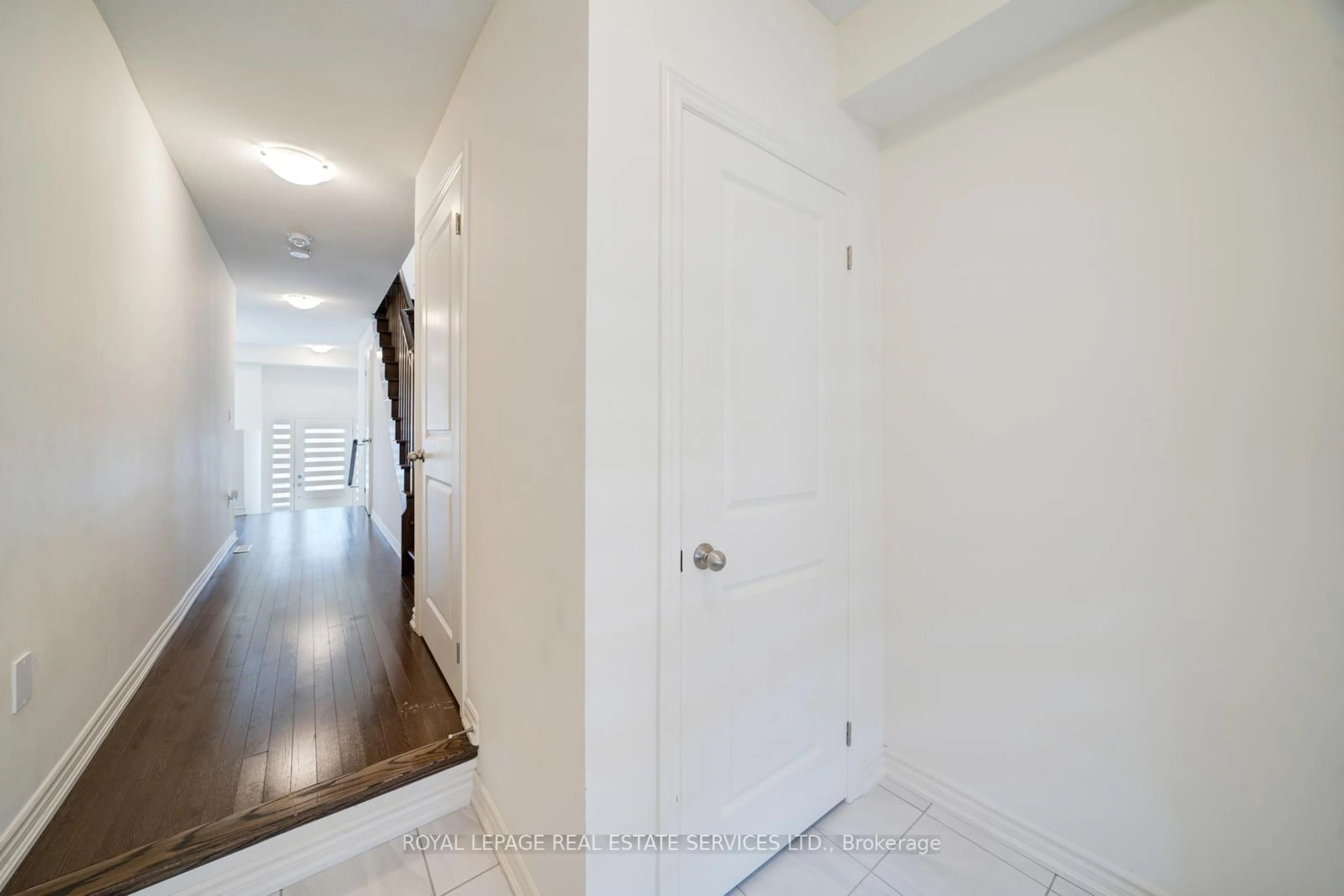 Indoor entryway for 530 Danks Ridge Dr, Ajax Ontario L1S 0H4