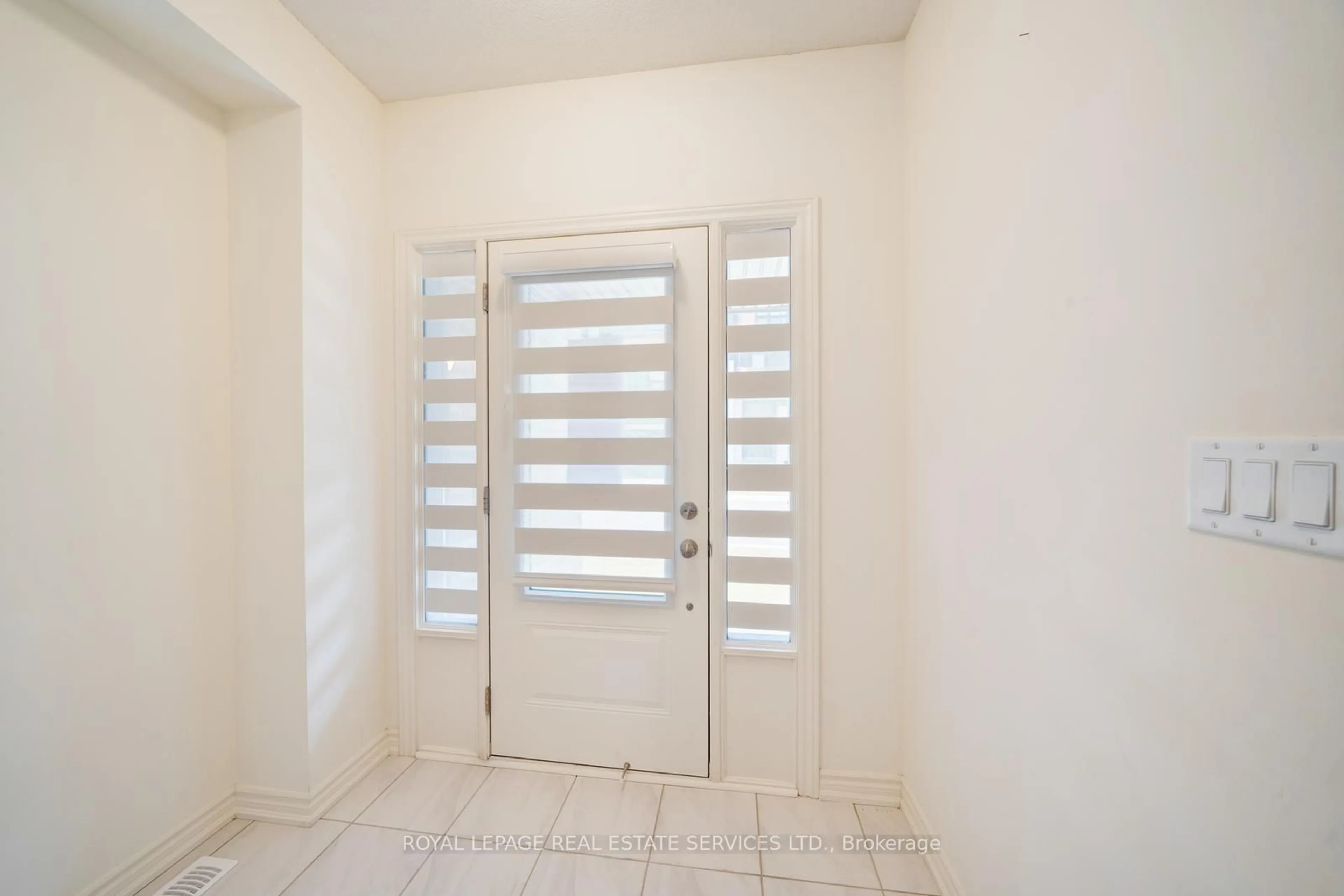 Indoor entryway for 530 Danks Ridge Dr, Ajax Ontario L1S 0H4