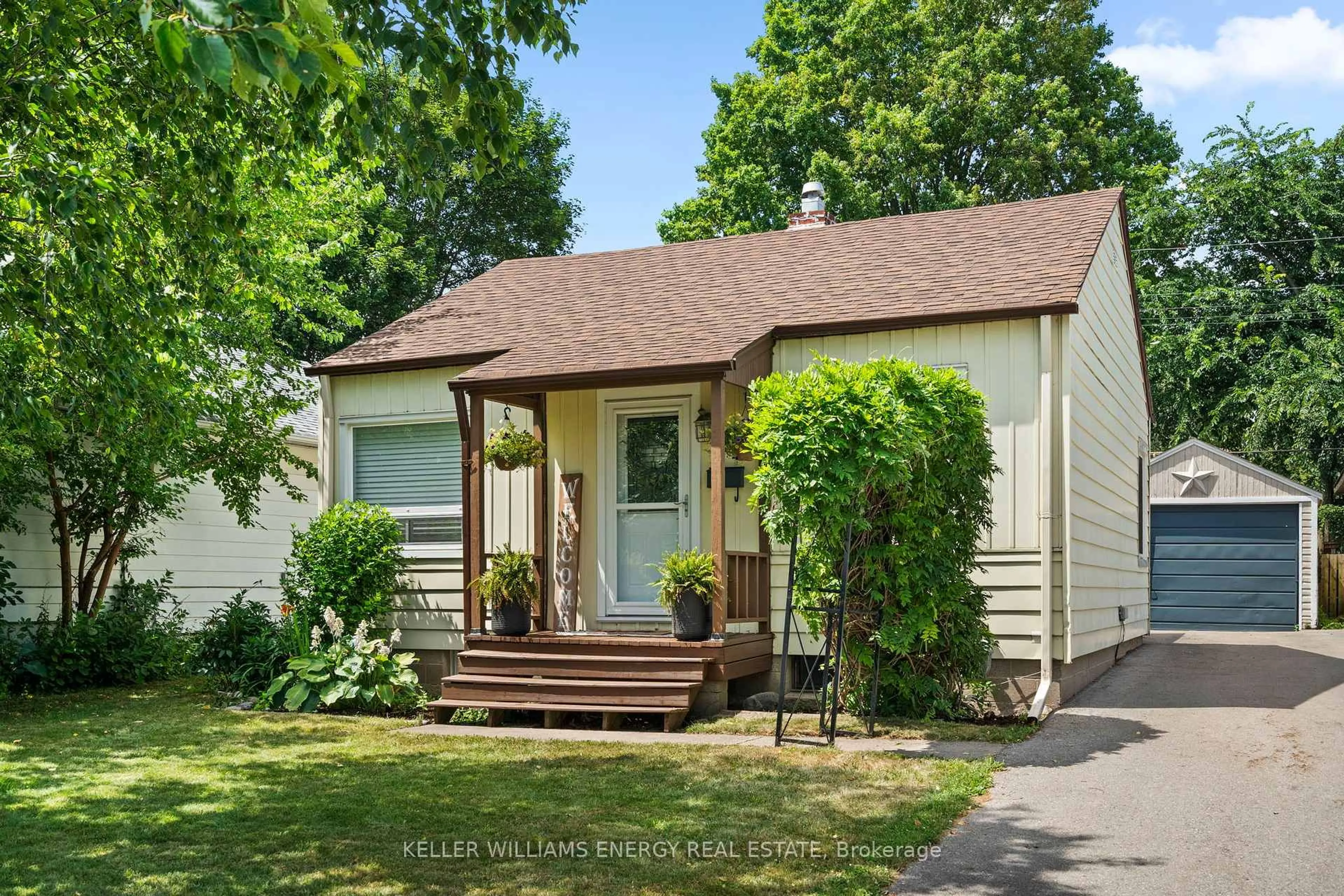 Home with vinyl exterior material, street for 54 Cedar St, Ajax Ontario L1S 1V3