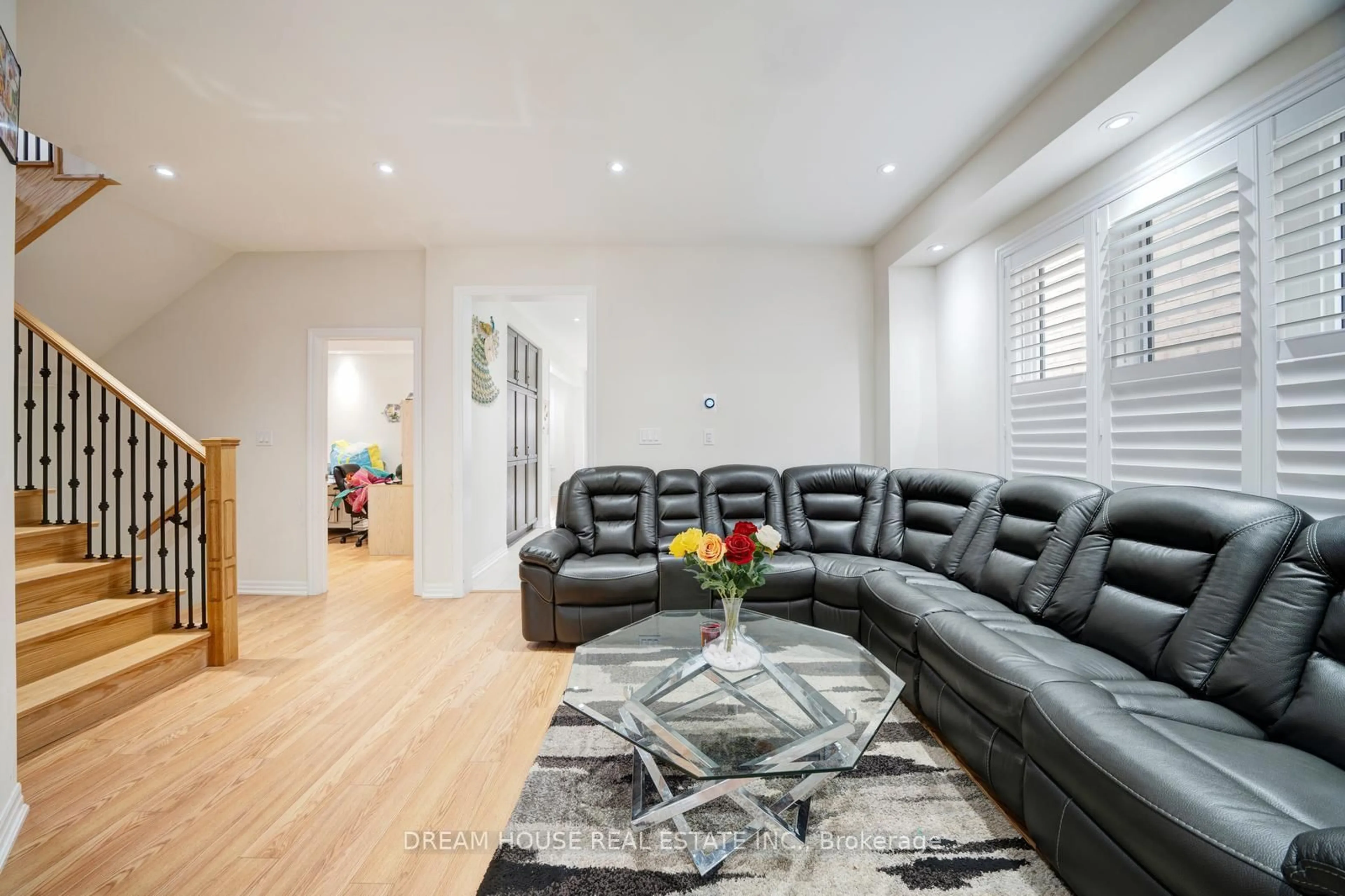 Living room with furniture, unknown for 7 Northrop Ave, Clarington Ontario L1B 0W6