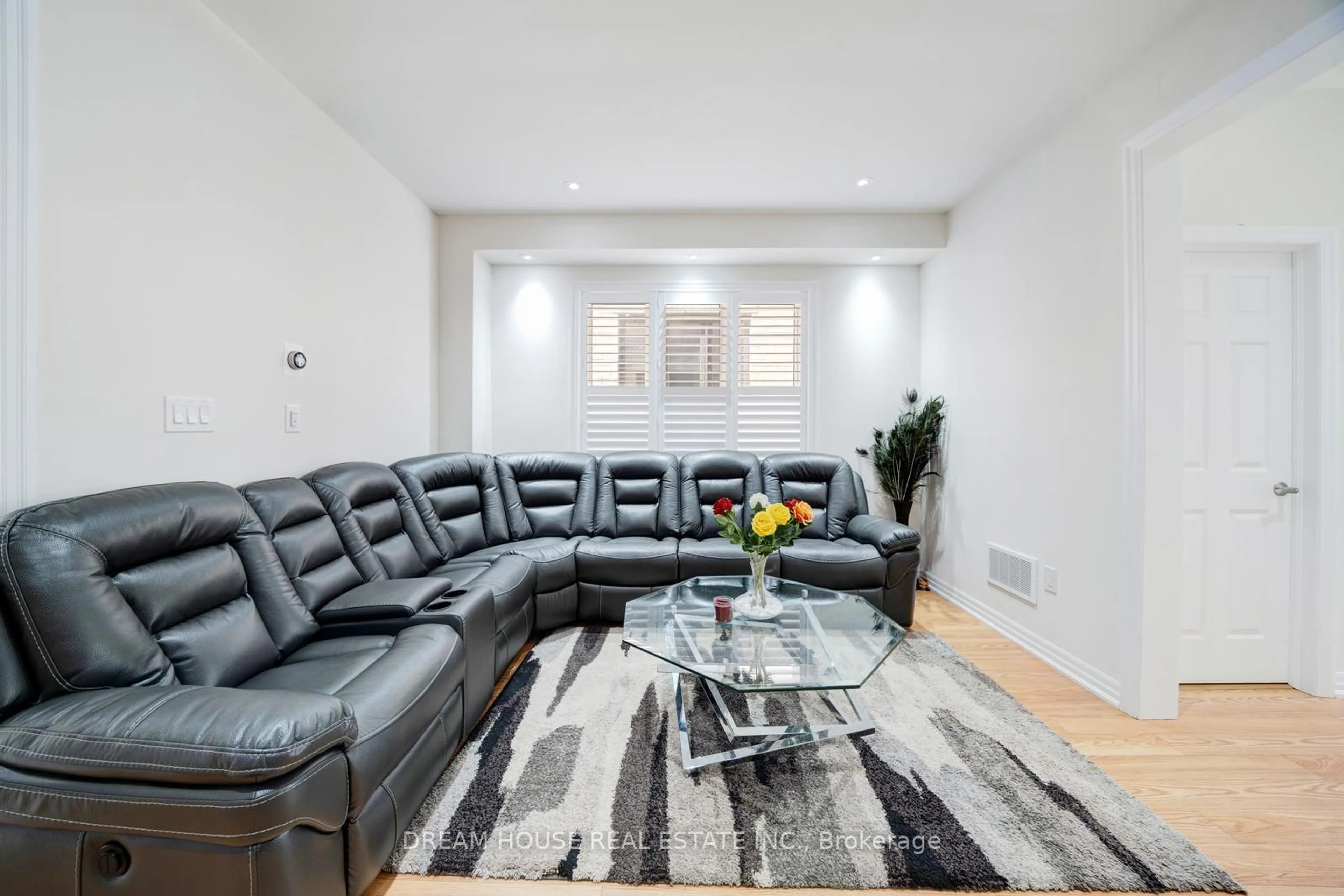 Living room with furniture, unknown for 7 Northrop Ave, Clarington Ontario L1B 0W6