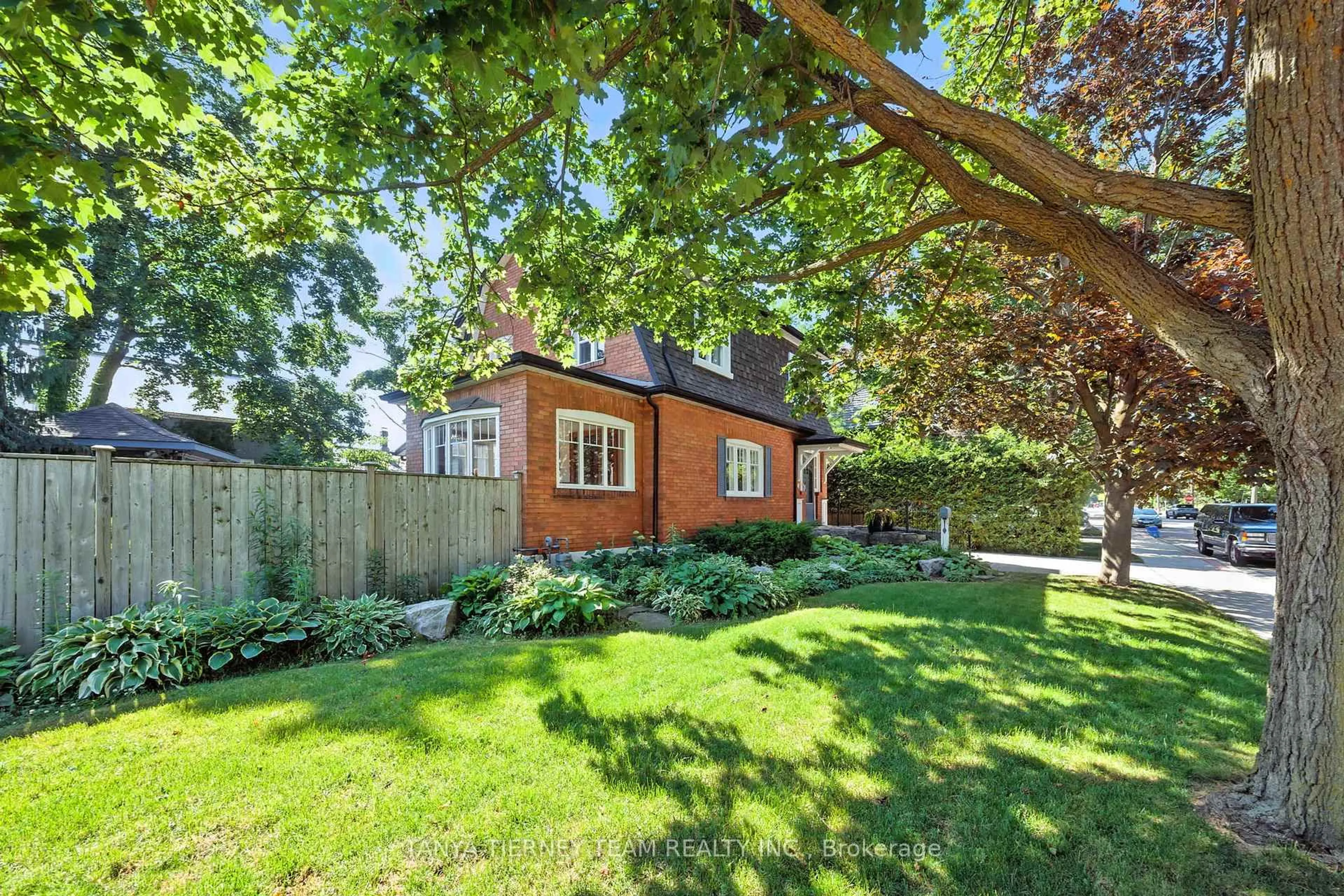Unknown for 318 Centre St, Whitby Ontario L1N 4V9