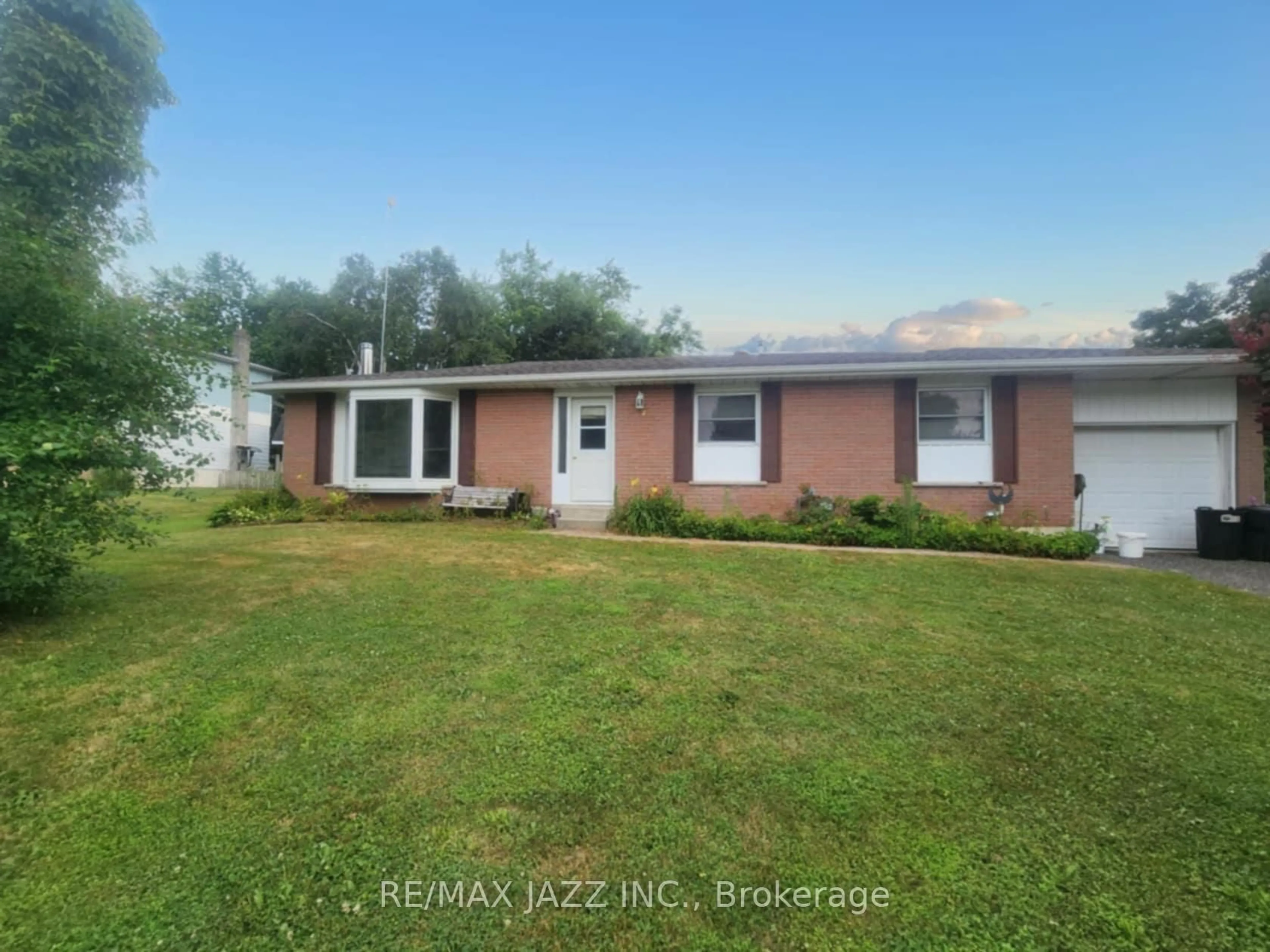 A pic from outside/outdoor area/front of a property/back of a property/a pic from drone, street for 22 Sunrise Dr, Scugog Ontario L0B 1B0