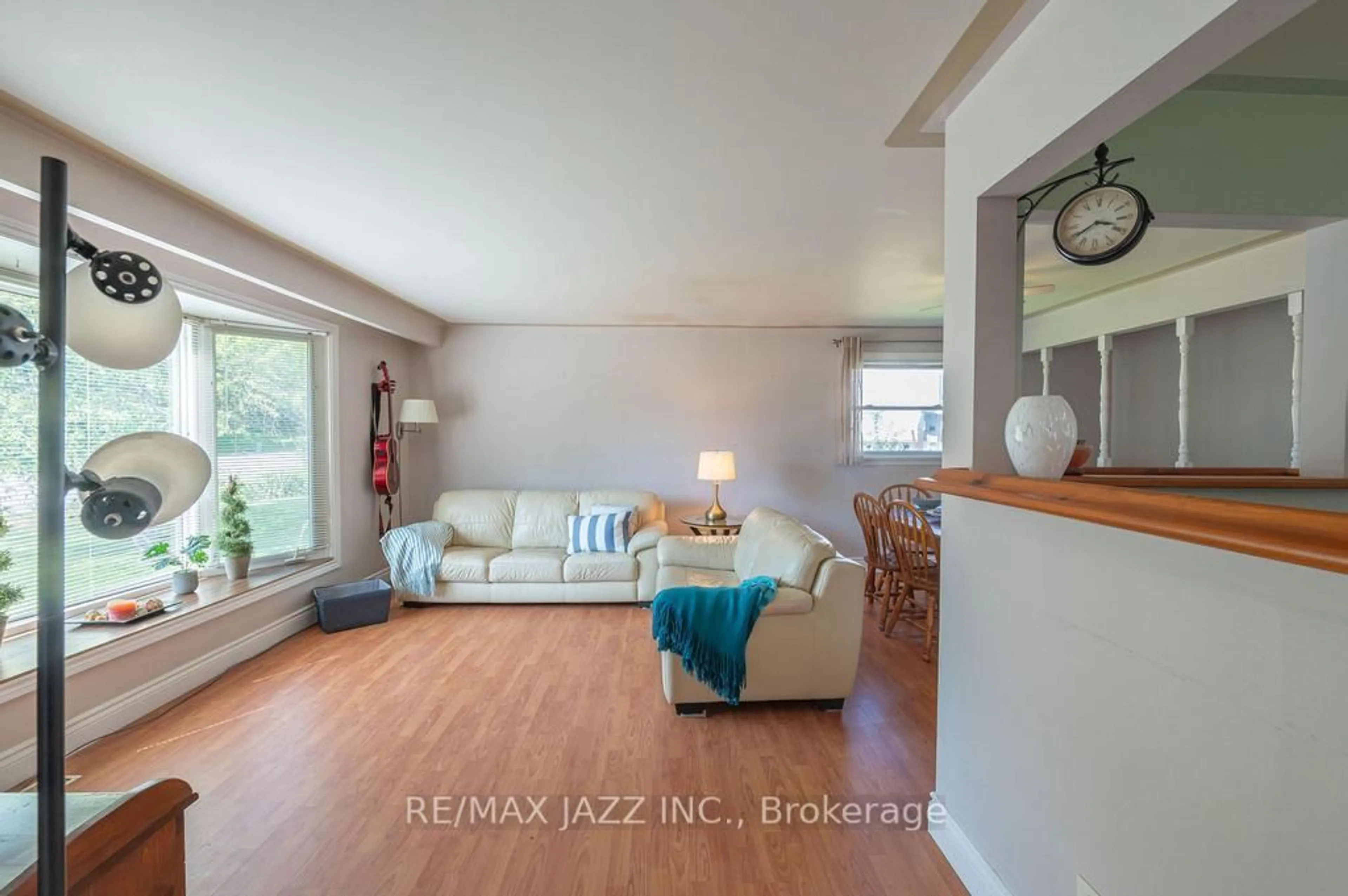 Living room with furniture, unknown for 22 Sunrise Dr, Scugog Ontario L0B 1B0