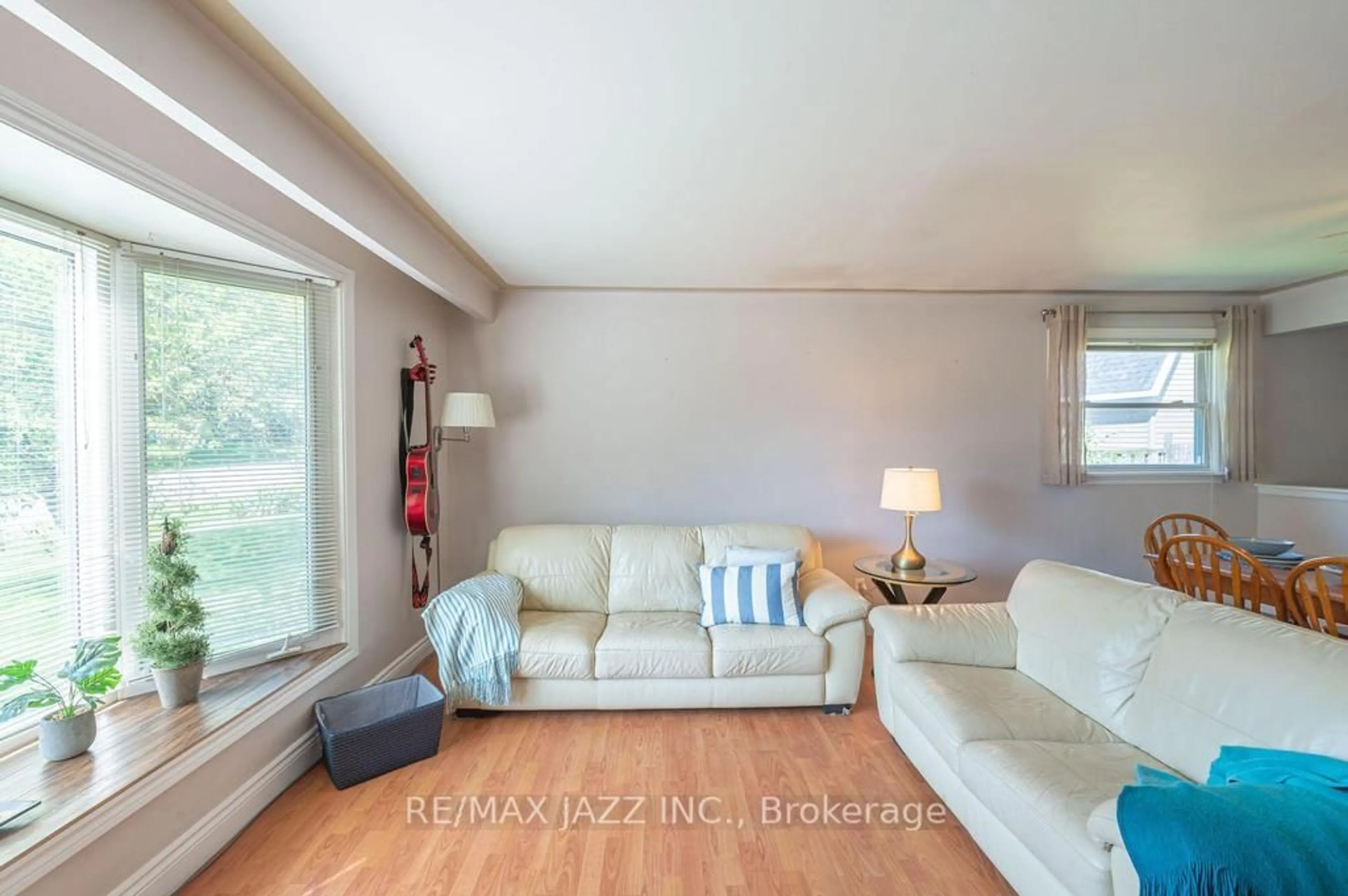 Living room with furniture, wood/laminate floor for 22 Sunrise Dr, Scugog Ontario L0B 1B0