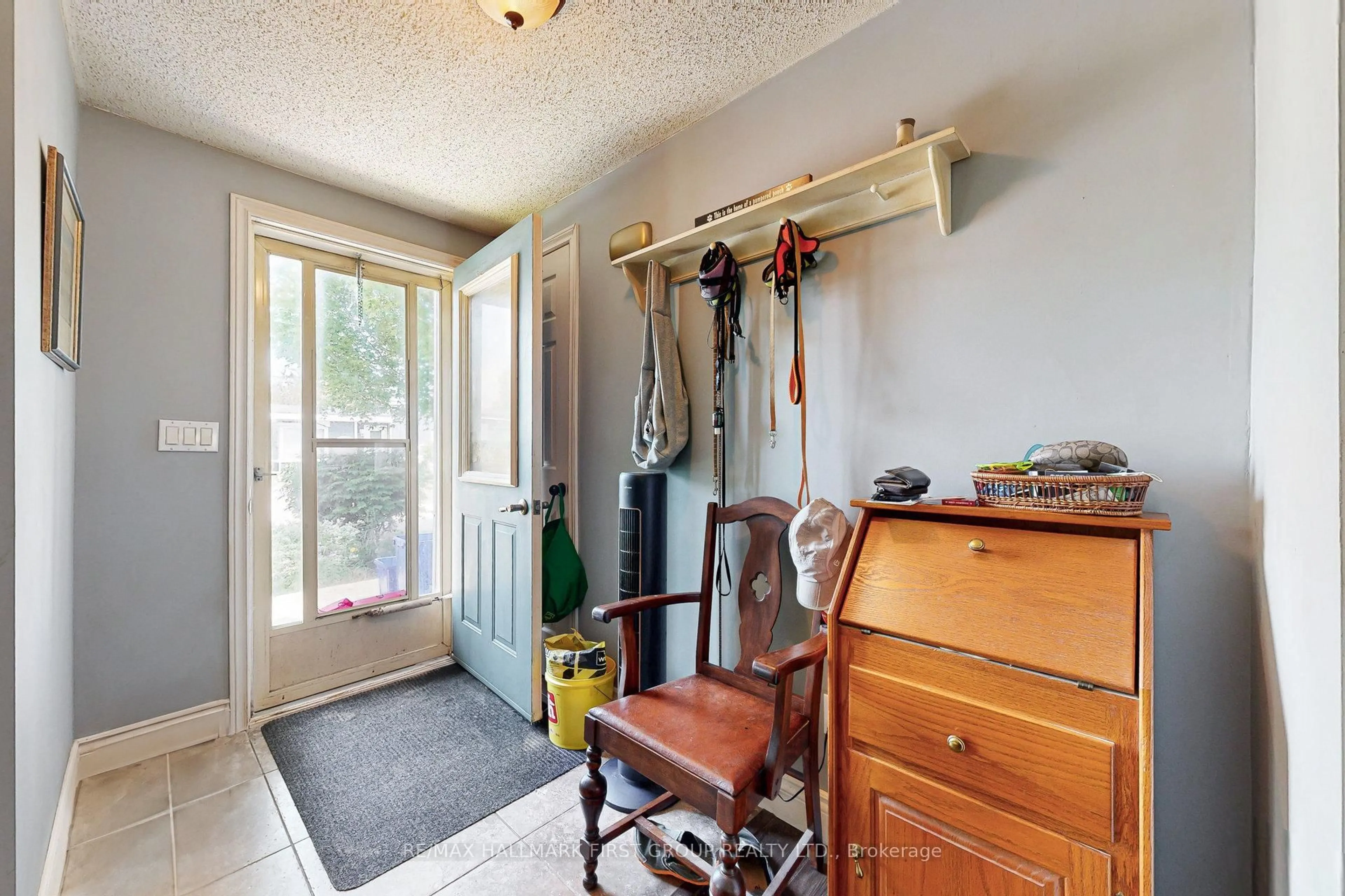 Indoor entryway for 4 Kawartha Rd, Clarington Ontario L1B 1B9