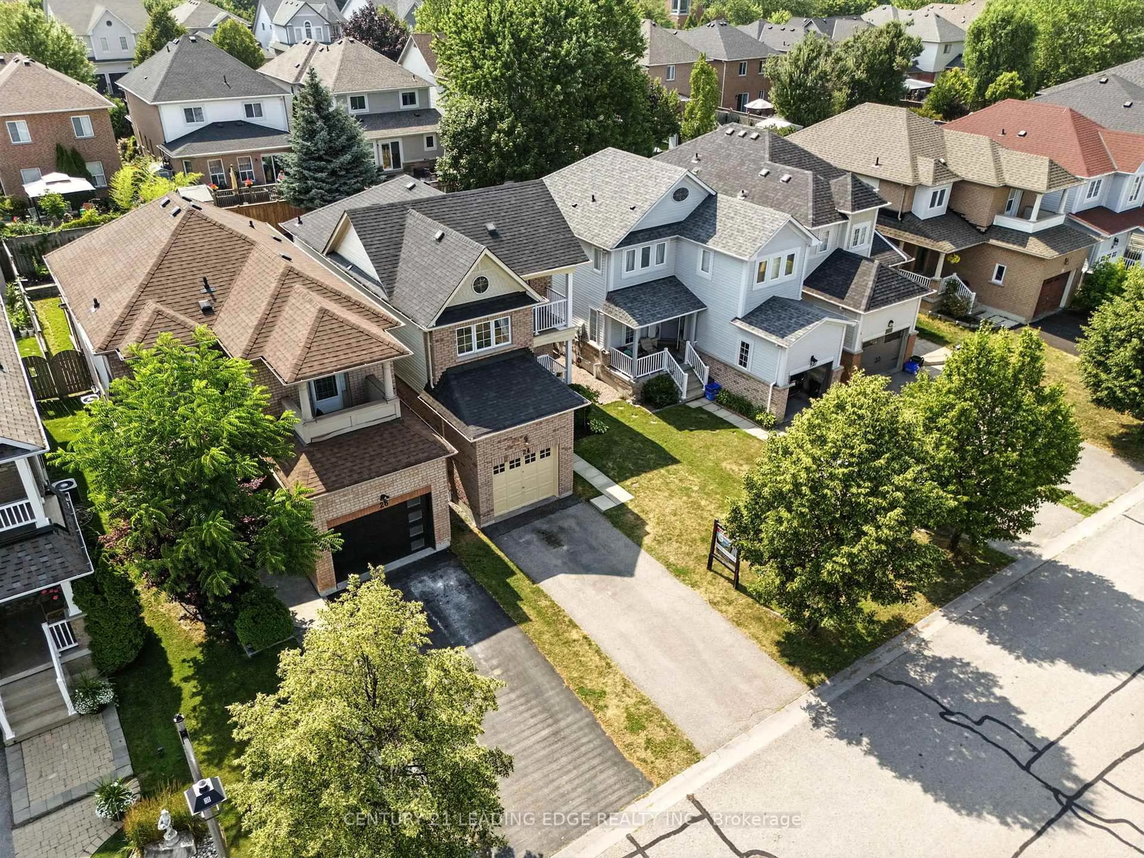 A pic from outside/outdoor area/front of a property/back of a property/a pic from drone, street for 24 Steamer Dr, Whitby Ontario L1N 9X6