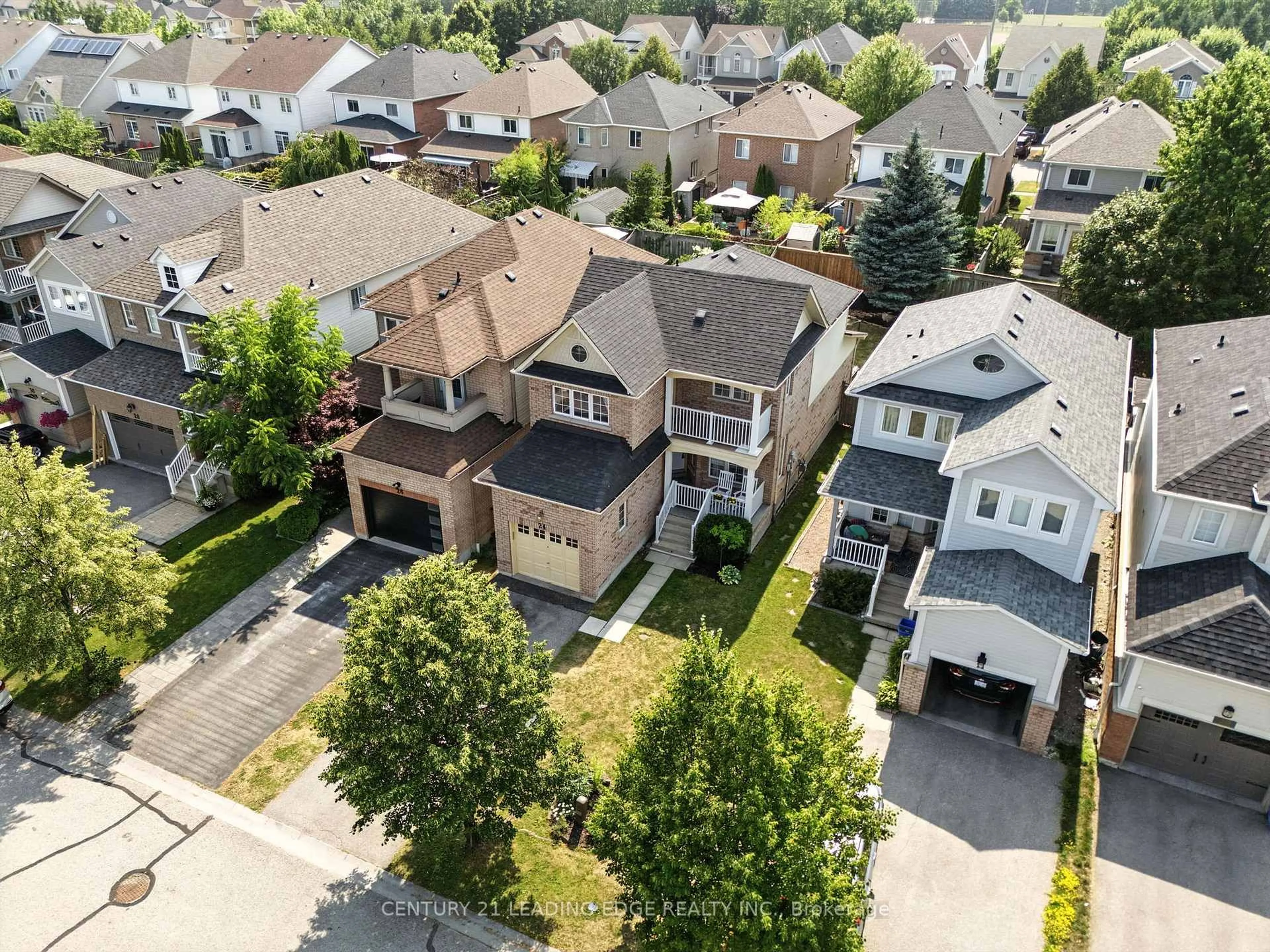 A pic from outside/outdoor area/front of a property/back of a property/a pic from drone, street for 24 Steamer Dr, Whitby Ontario L1N 9X6