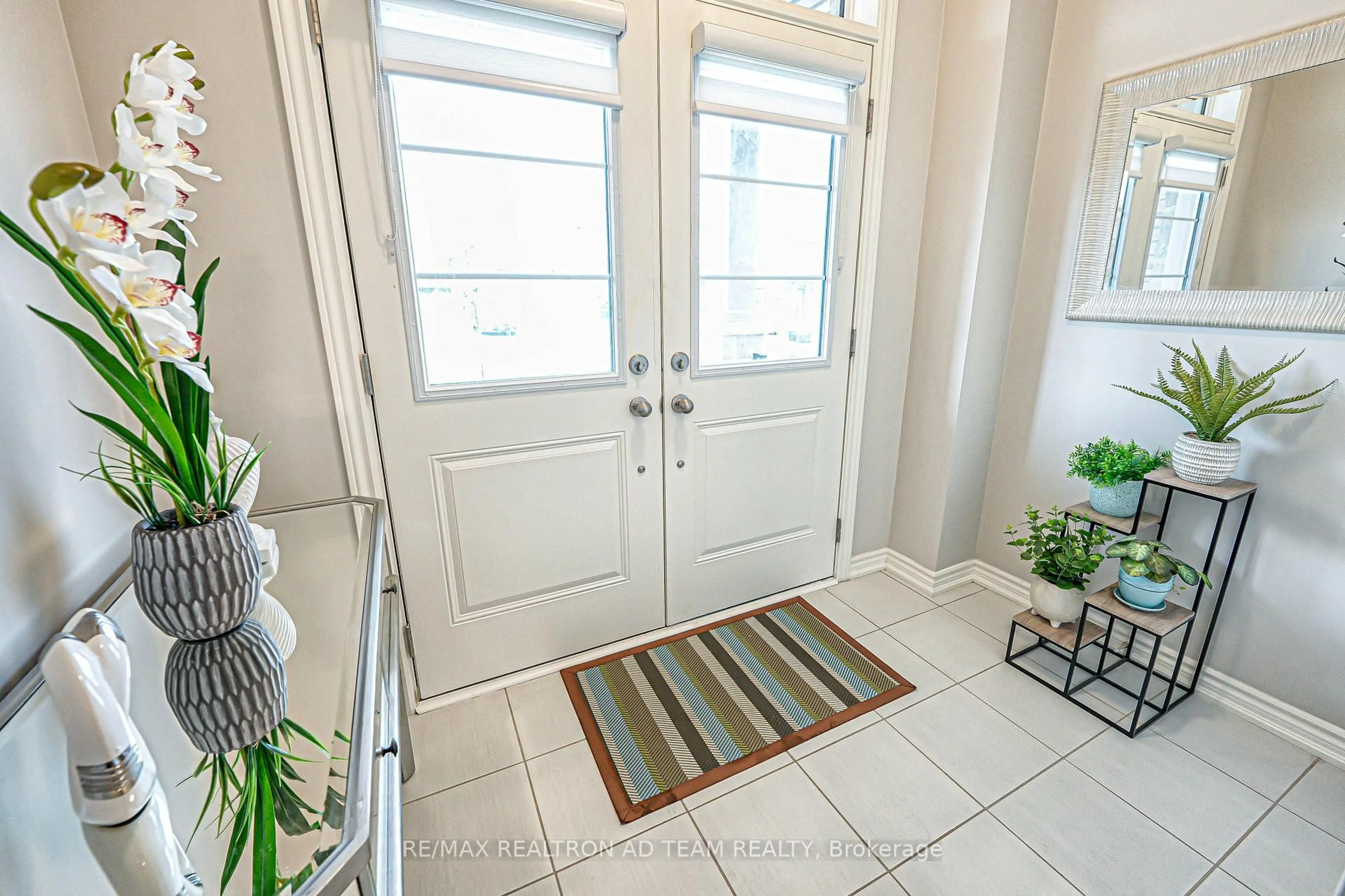 Indoor entryway for 2136 Coppermine St, Oshawa Ontario L1L 0T1