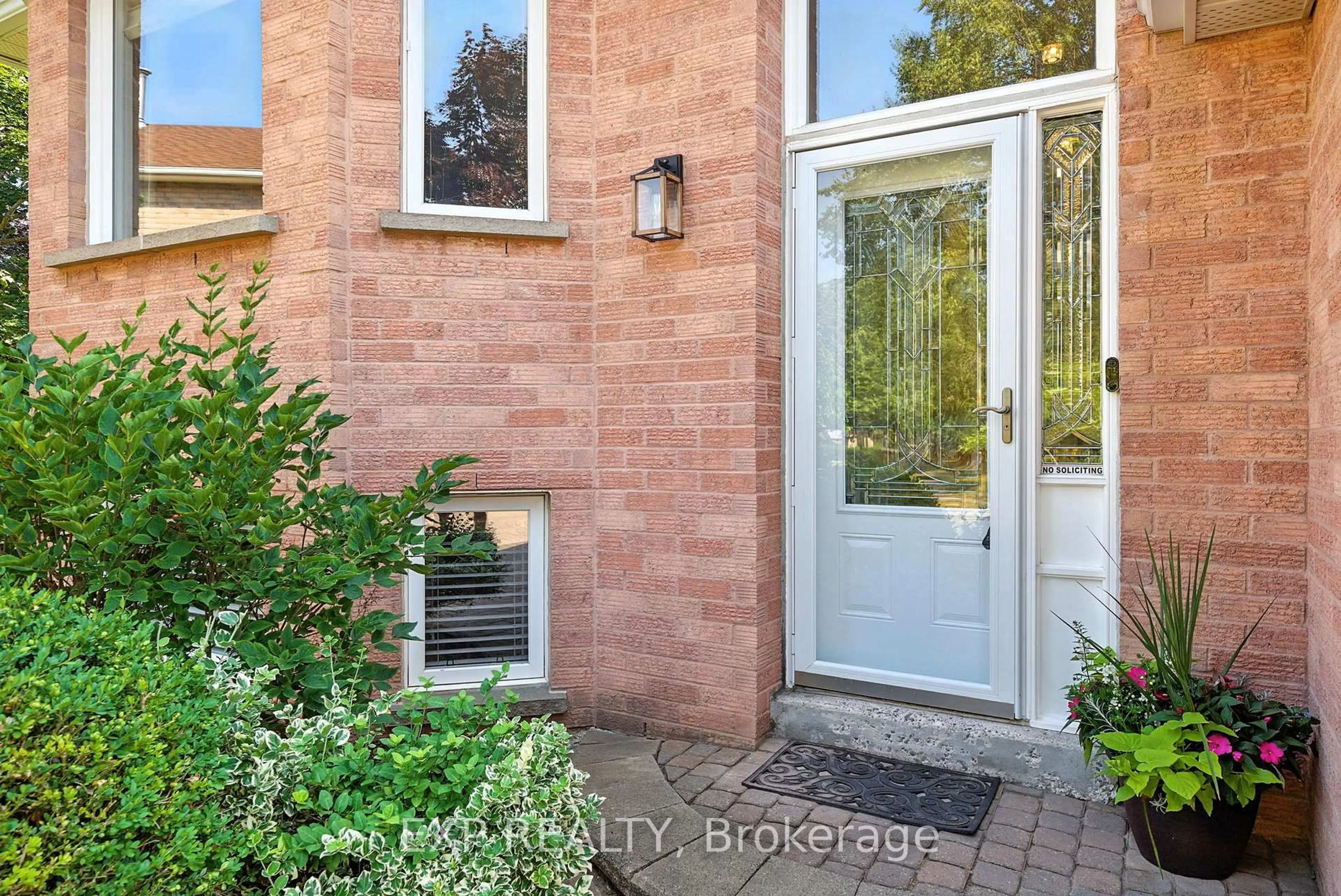 Indoor entryway for 17 Farncomb Cres, Clarington Ontario L1C 4L5