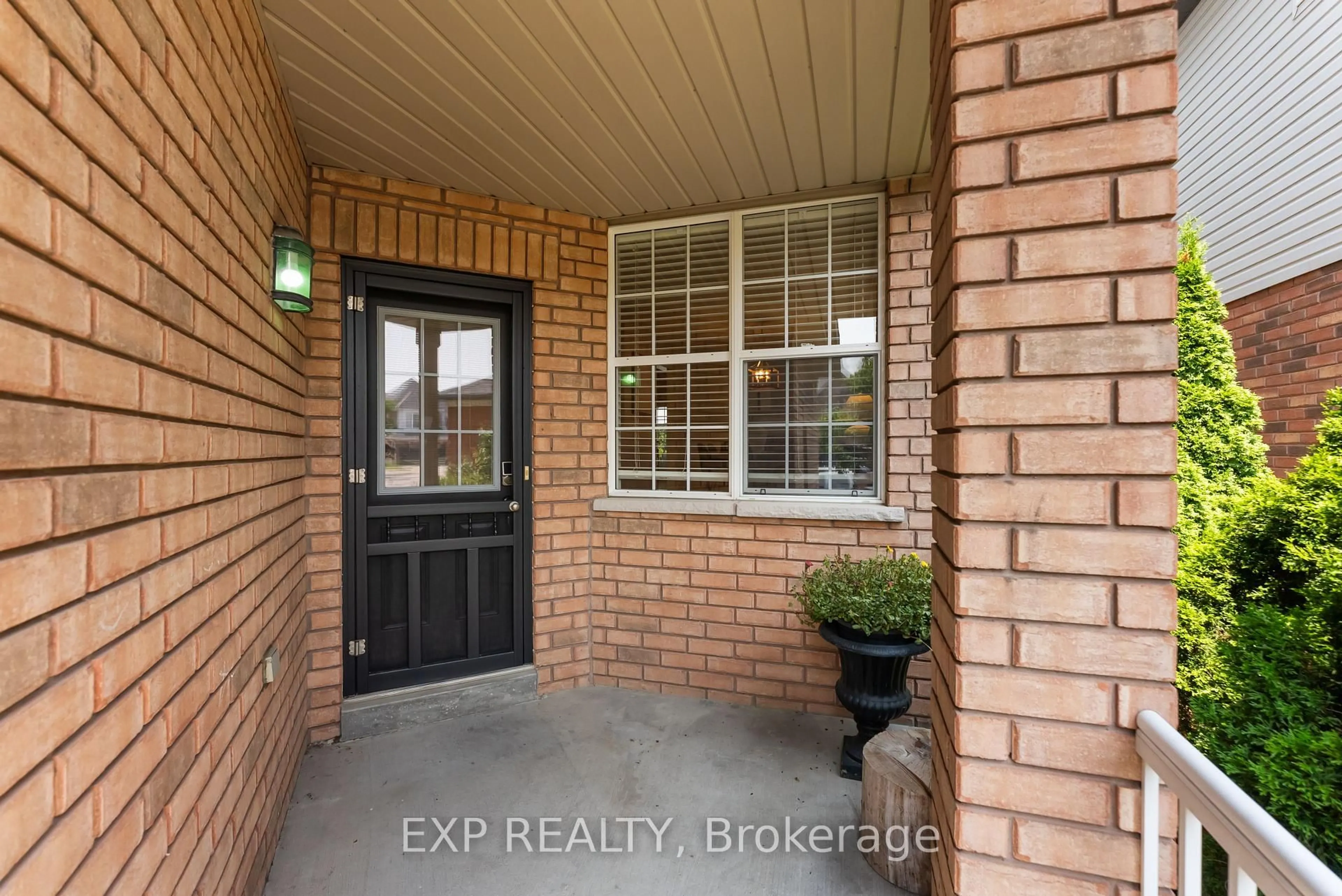 Indoor entryway for 28 Telegraph Dr, Whitby Ontario L1P 1S2