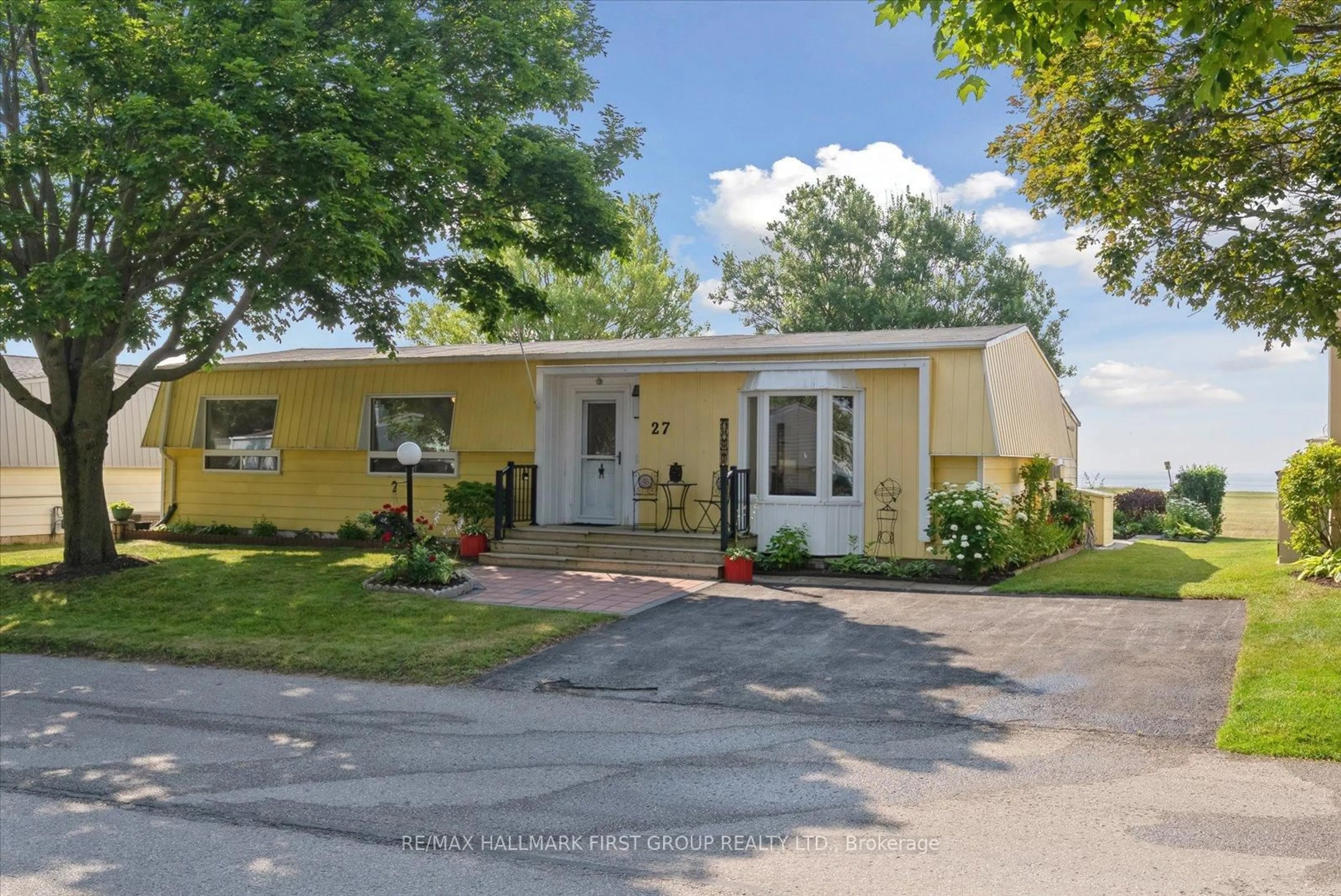 A pic from outside/outdoor area/front of a property/back of a property/a pic from drone, street for 27 Wilmot Tr, Clarington Ontario L1B 1A1