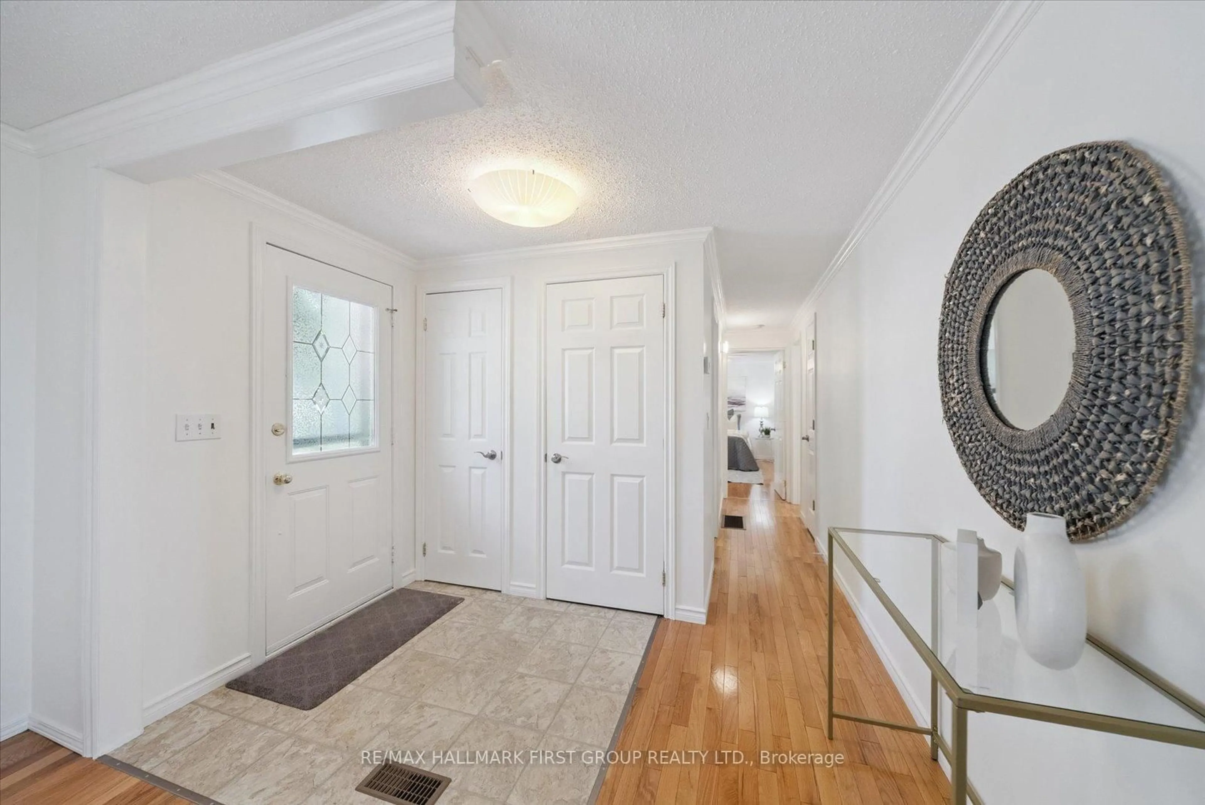 Indoor entryway for 27 Wilmot Tr, Clarington Ontario L1B 1A1
