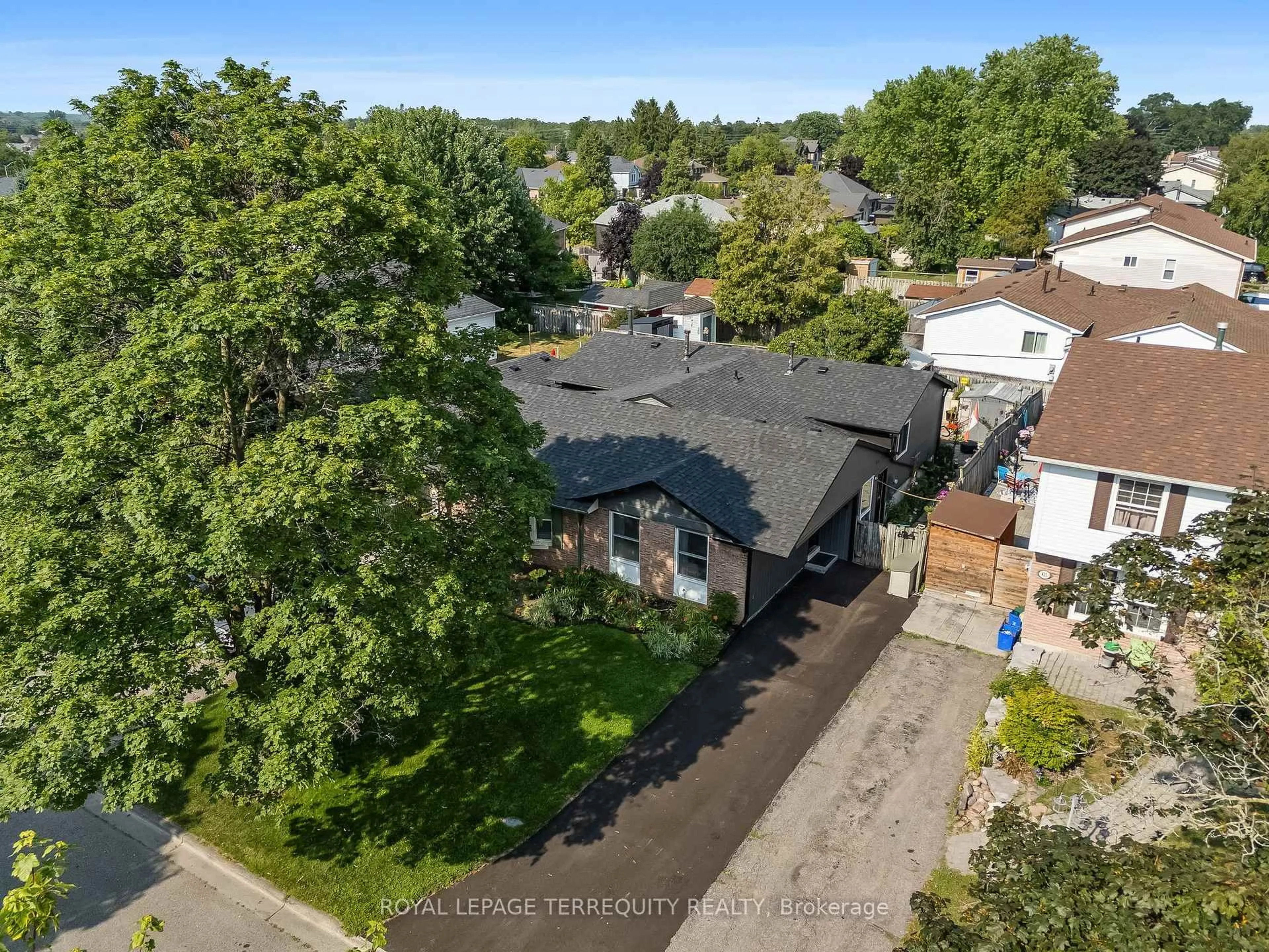 A pic from outside/outdoor area/front of a property/back of a property/a pic from drone, street for 425 Lesabre St, Oshawa Ontario L1K 1E3
