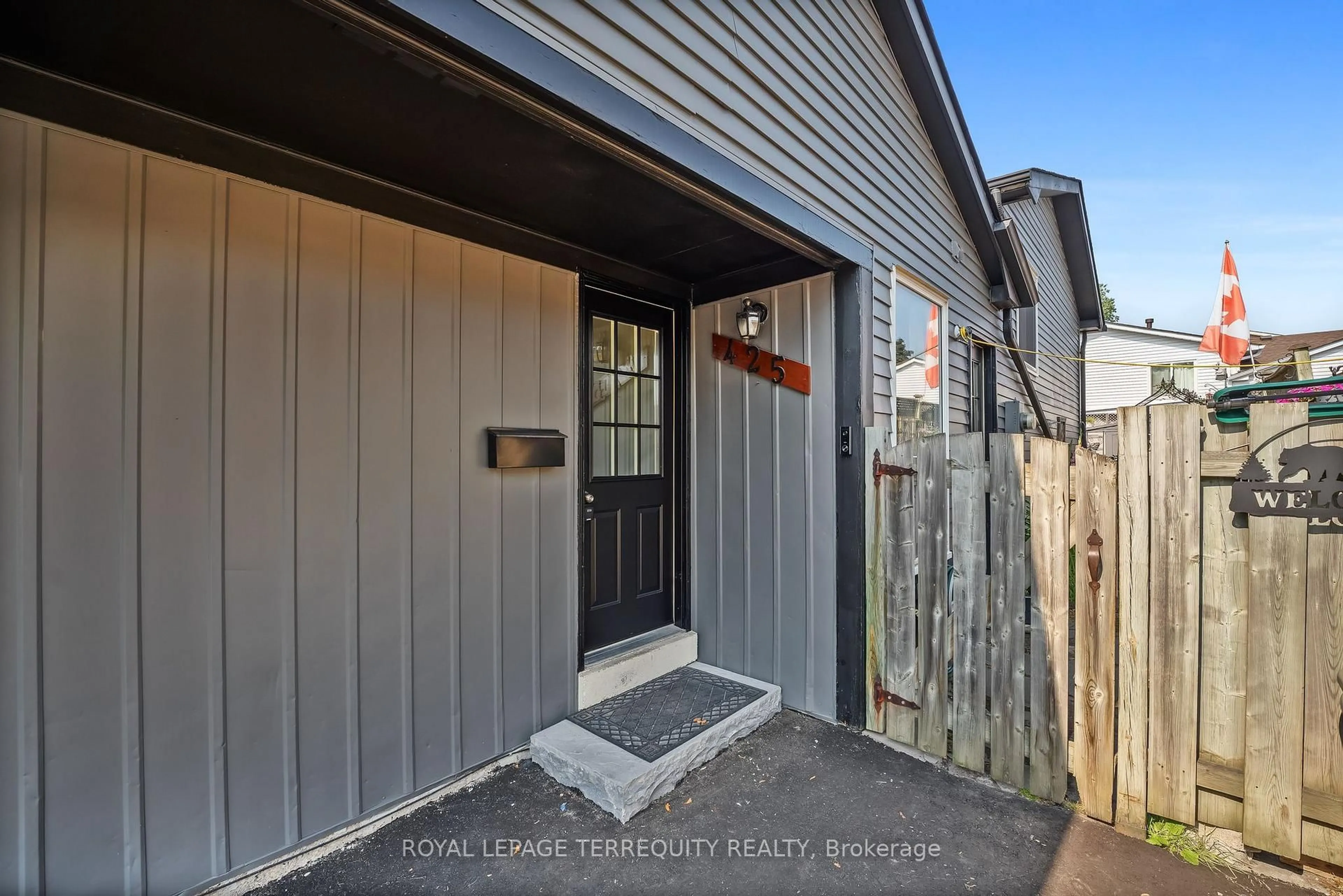 Indoor entryway for 425 Lesabre St, Oshawa Ontario L1K 1E3