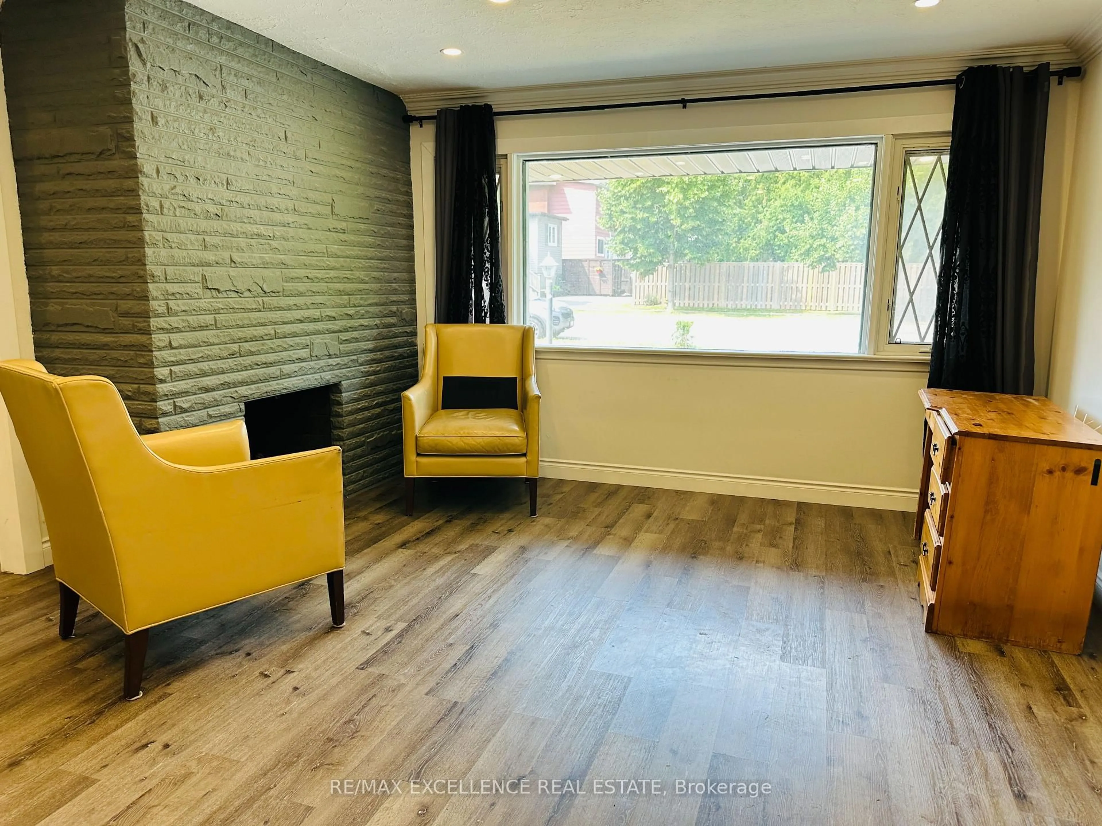 Living room with furniture, unknown for 387 Mary St, Oshawa Ontario L1G 5C9