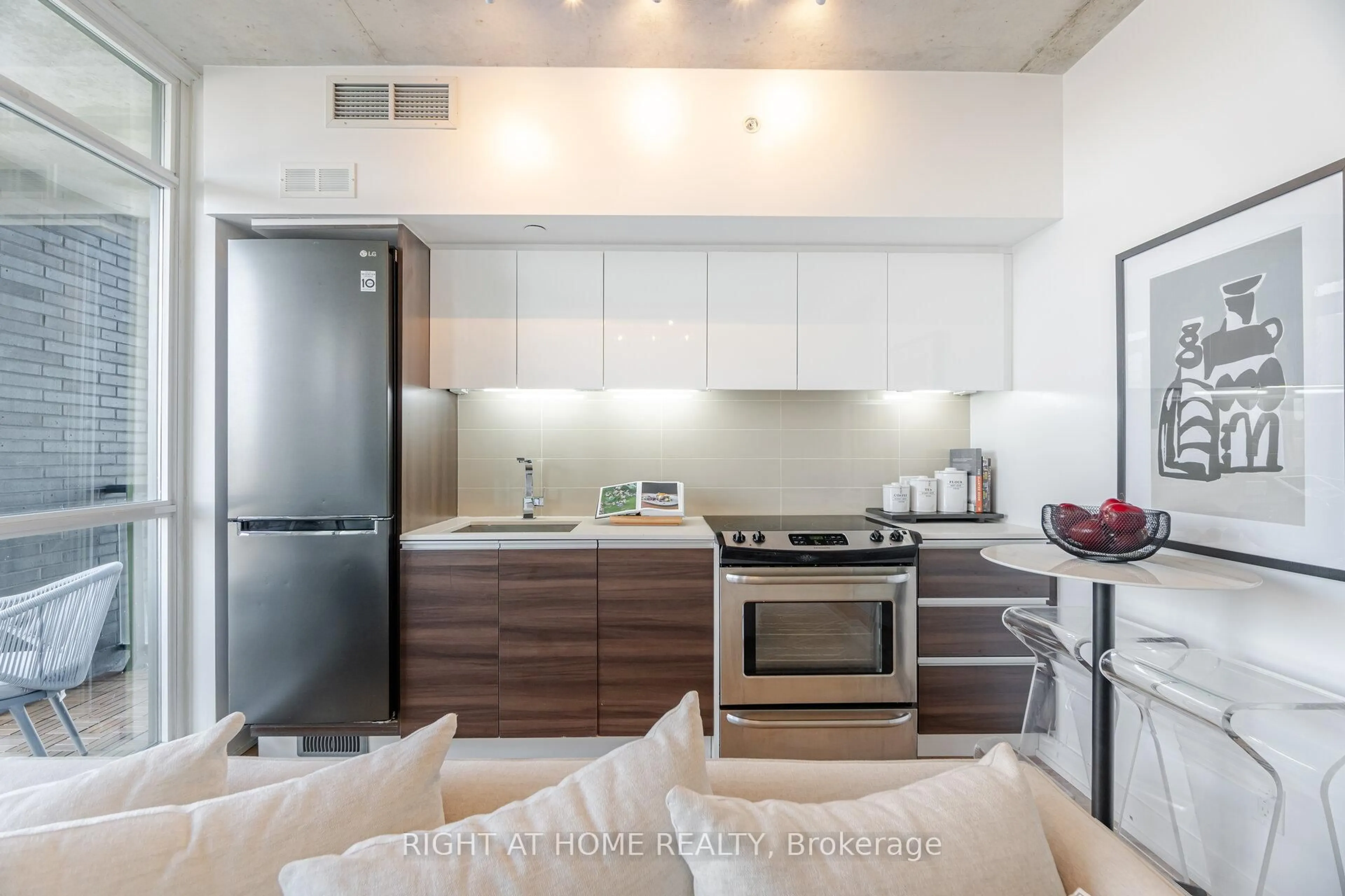 Unknown for 1190 Dundas St #527, Toronto Ontario M4M 0C5