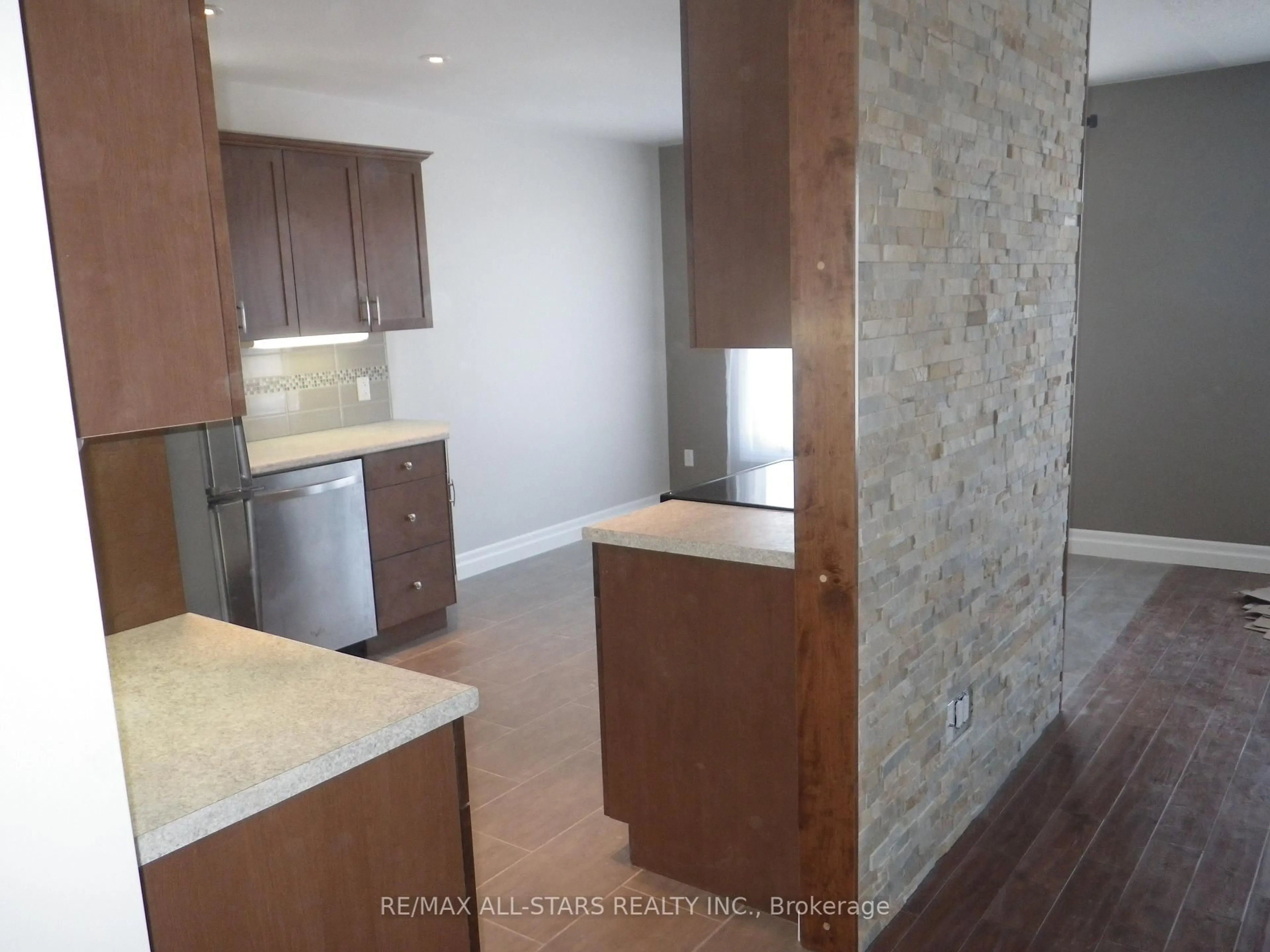 Open concept kitchen, ceramic/tile floor for 3 Lakeview Dr, Scugog Ontario L9L 1G4