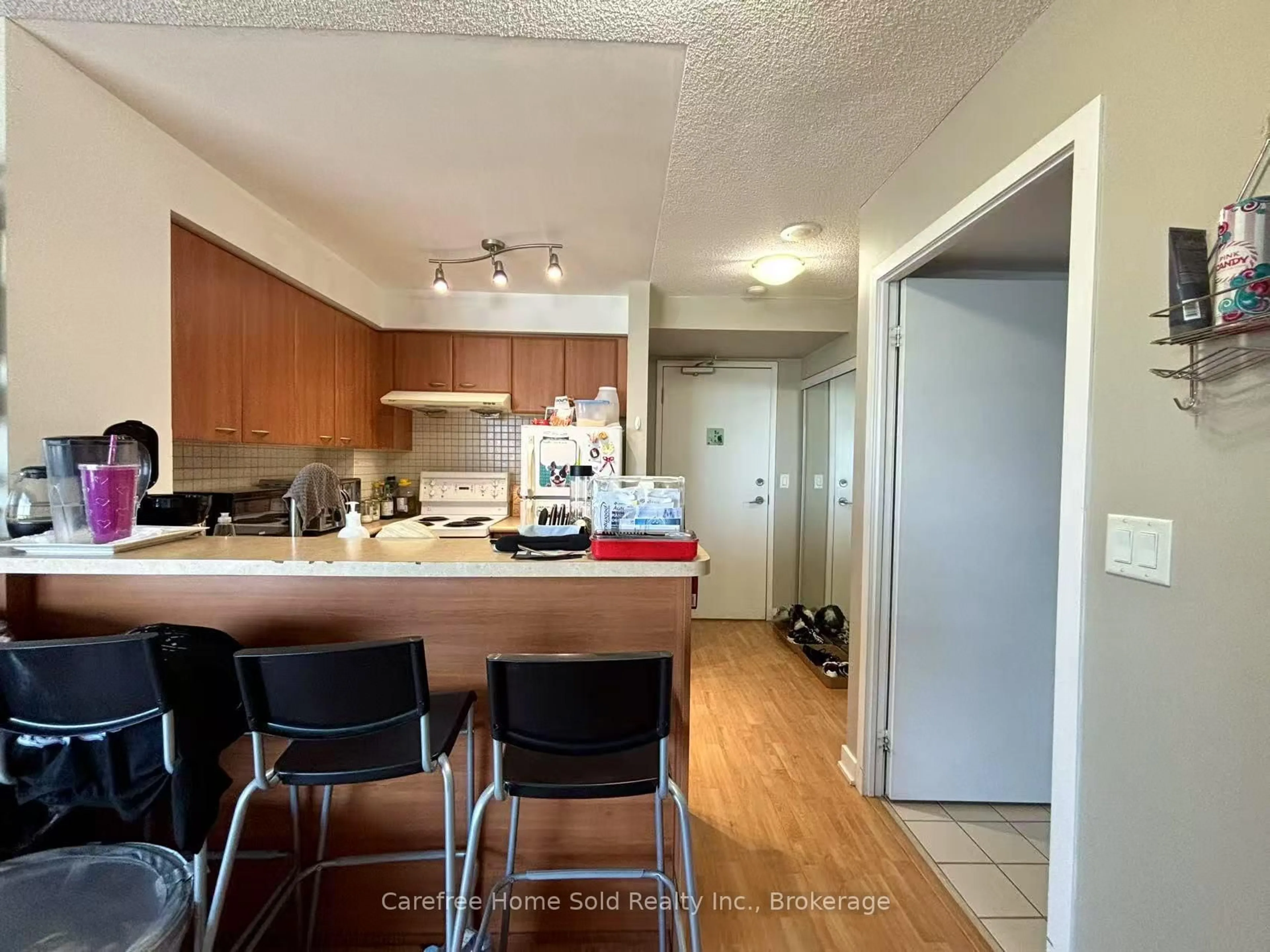 Standard kitchen, wood/laminate floor for 38 LEE CENTRE Dr #1703, Toronto Ontario M1H 3J7