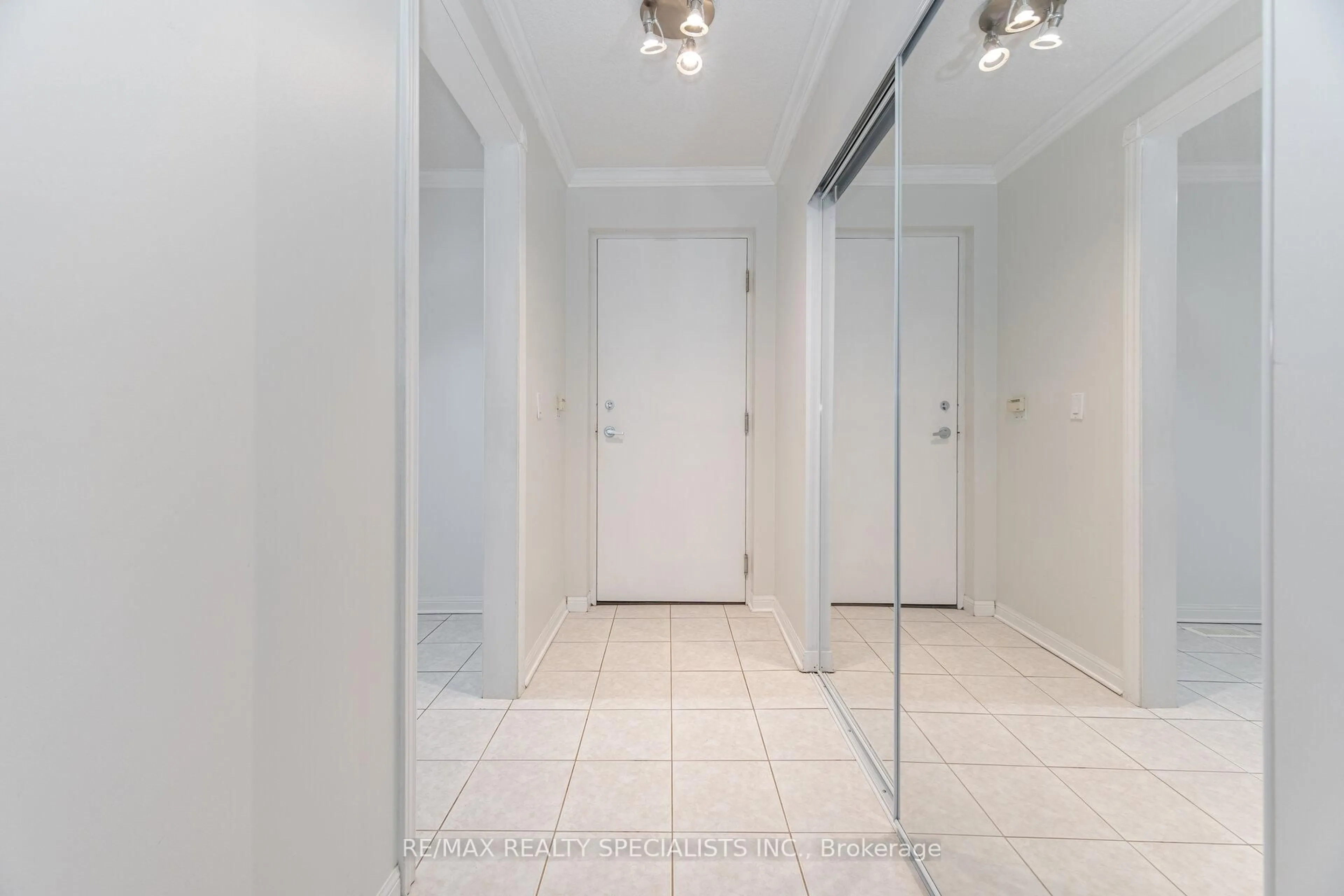 Indoor foyer for 1400 The Esplanade N #825, Pickering Ontario L1V 6V2