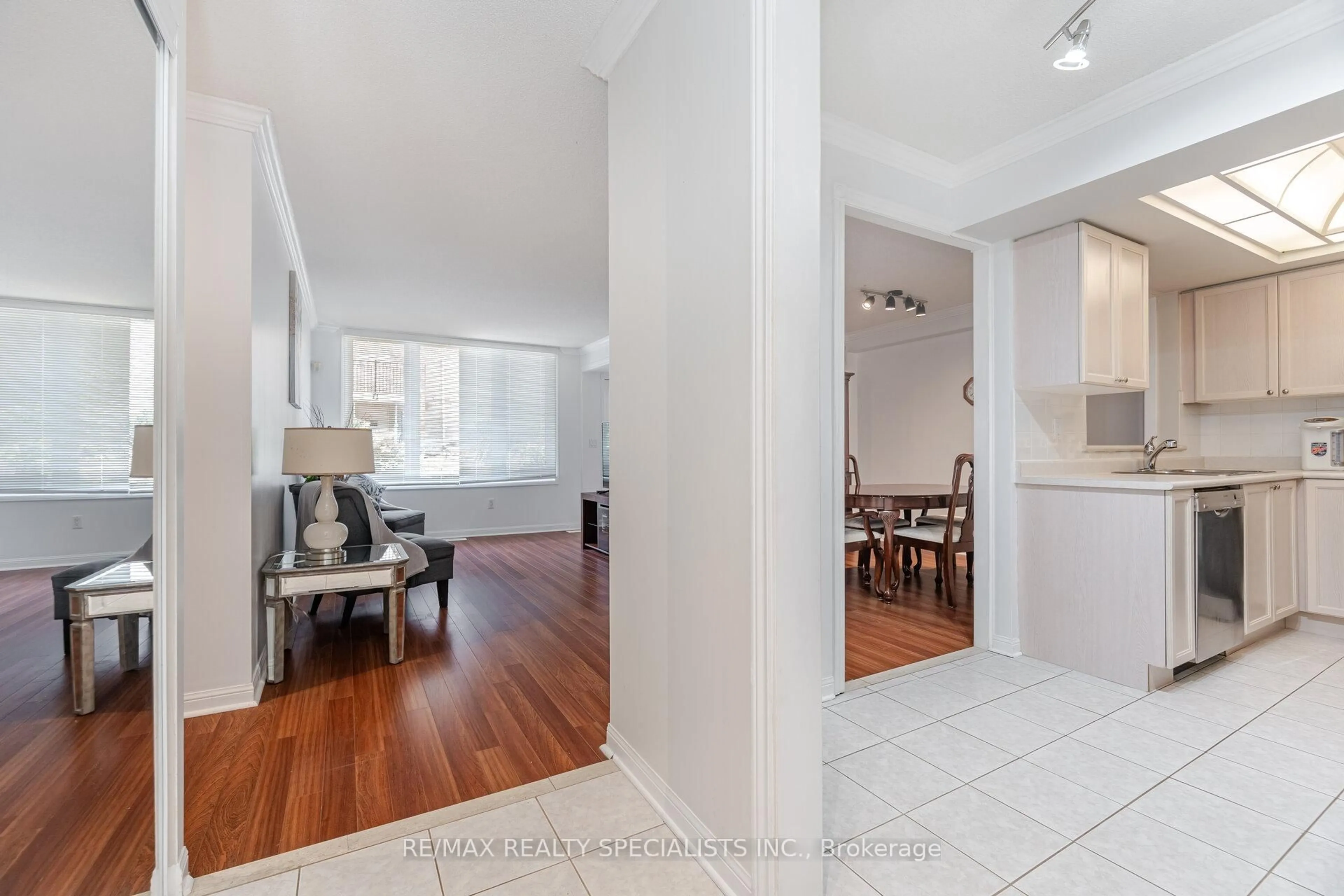 Indoor entryway for 1400 The Esplanade N #825, Pickering Ontario L1V 6V2